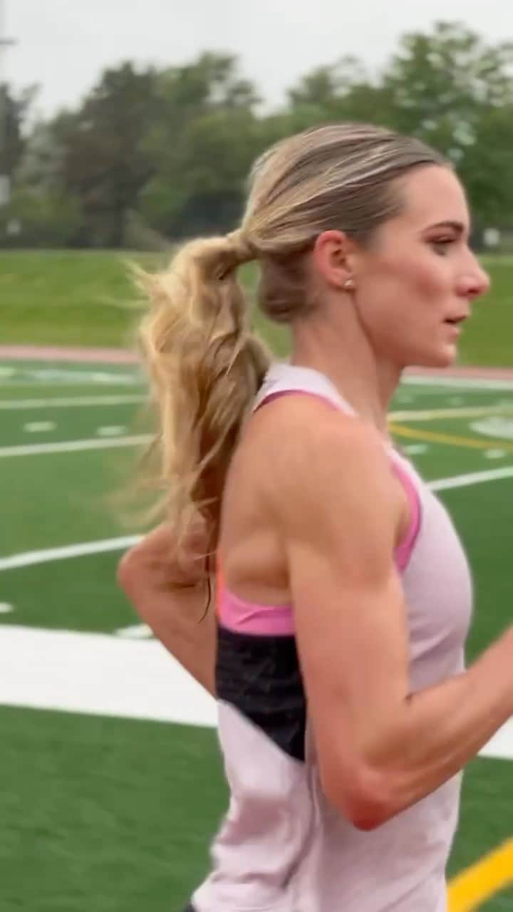 エマ・コバーンのインスタグラム：「zoomy zoomy even in the rainy rainy 🤙🏻 🌧️ 🏃‍♀️」