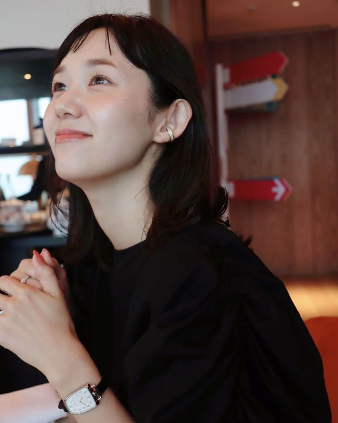 のインスタグラム：「『優しい彼の彼女になるのはどんな女性？』  付き合ってる彼や 今デートしている彼が  「優しくしてくれない」 から、わがまま言えない。  「話聞いてくれない」 から、伝えられない。  「結婚しようって言ってくれない」 から、結婚が決まらない。  ってよく聞くけれど これ、順番が真逆です。  やって欲しいことを素直に言うから 叶えてくれる（＝優しい）彼になる。  いつもなんでも話すから 聞いてくれる彼になる。  結婚の話を具体的に進めていくから 結婚が決まっていく。  「○○って言ってくれない〜！」 と怒る前に、 「○○って言って」 とはっきり伝えた？？？  この、言ってない（伝えてない）のに怒る はあるあるです。  黙ってる彼女に「どうした？もしかして、 何か言いたいけど言えないことがある？」 と日々聞き続ける彼氏を見たことがありますか？  聞いてくれる彼の隣には なんでも話す彼女がいるんです。  いつだってスタートは「自分」から。 ここを履き違えてはダメ。」