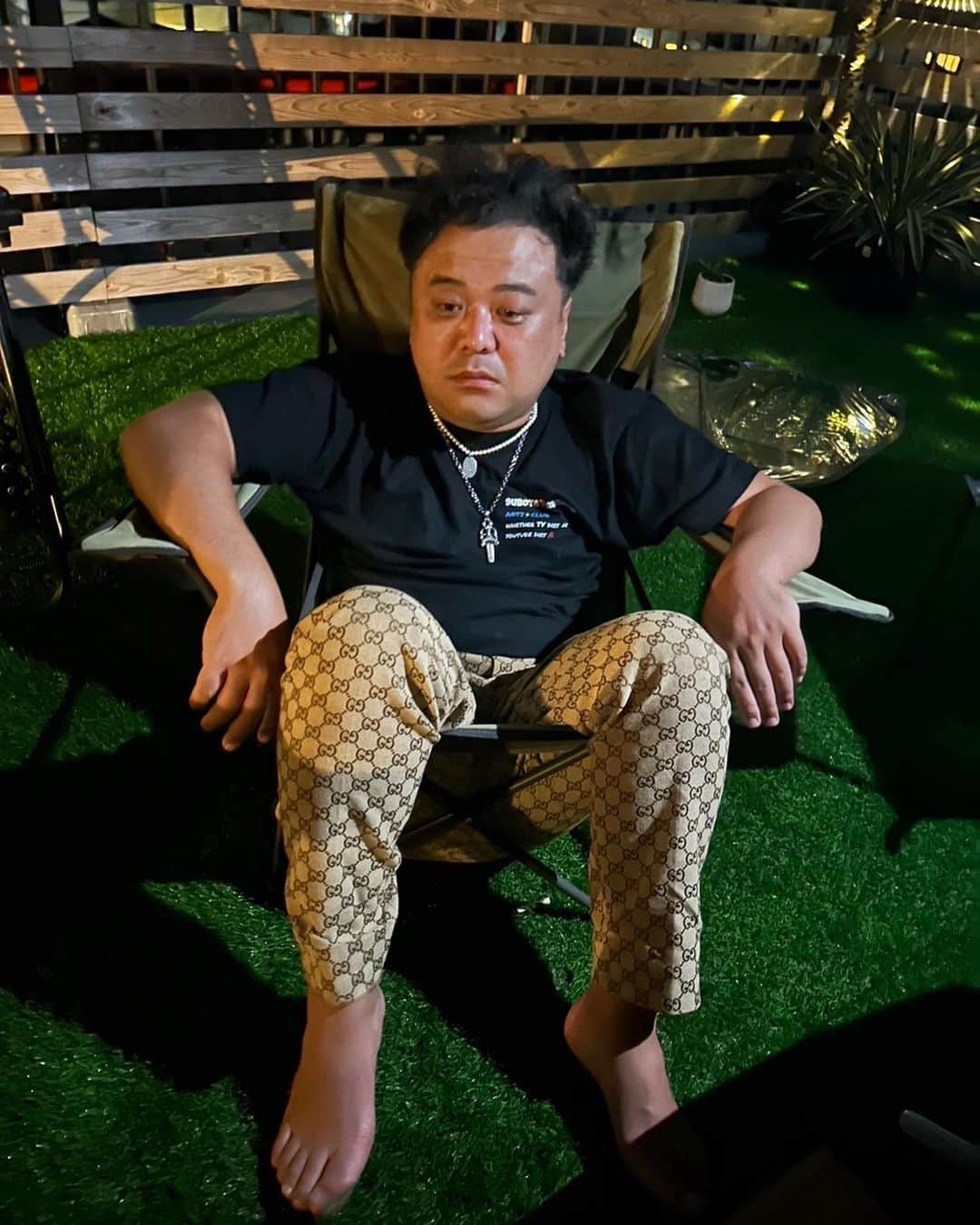久保田和靖さんのインスタグラム写真 - (久保田和靖Instagram)「キャンプ用の椅子が 俺の体重でこれ。 そんな事ある？ まあいいけどみんな笑てたから」6月20日 22時48分 - kubotakazunobu