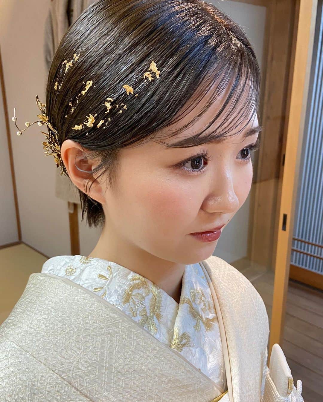 Gendaiのインスタグラム：「*kimono hair*  ショートヘア × 胡蝶蘭×金箔  #ブライダル#ブライダルヘア#ウェディング#ウェディングヘア #花嫁ヘアスタイル#花嫁ヘア#持ち込みヘアメイク #出張ヘアメイク」