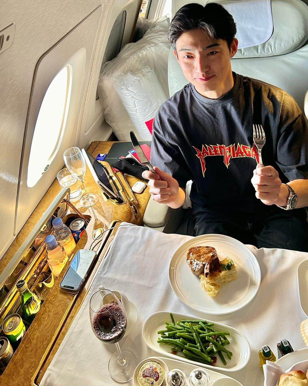 修一朗のインスタグラム：「はじめて飛行機で風呂浴びた✈️✈️✈️」