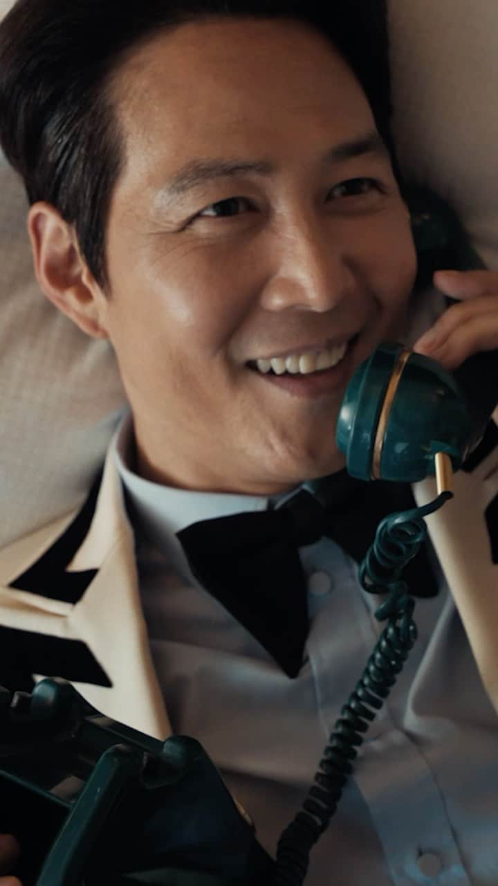 グッチのインスタグラム：「Global Brand Ambassador Jungjae Lee explores the heritage-infused narrative of the Gucci Valigeria travel collection in the new campaign captured at The Savoy hotel in London—the very place that inspired founder Guccio Gucci to create his own luggage atelier in Florence at the turn of the century. Discover more at the link in bio.    Music Credits  “Chasing Sheep Is Best Left To Shepherds”  Artist: Michael Nyman  ℗ 2004 Virgin Records Limited  Courtesy of Universal Music Italia Srl   #JungjaeLee #GucciValigeria #GucciPorter」