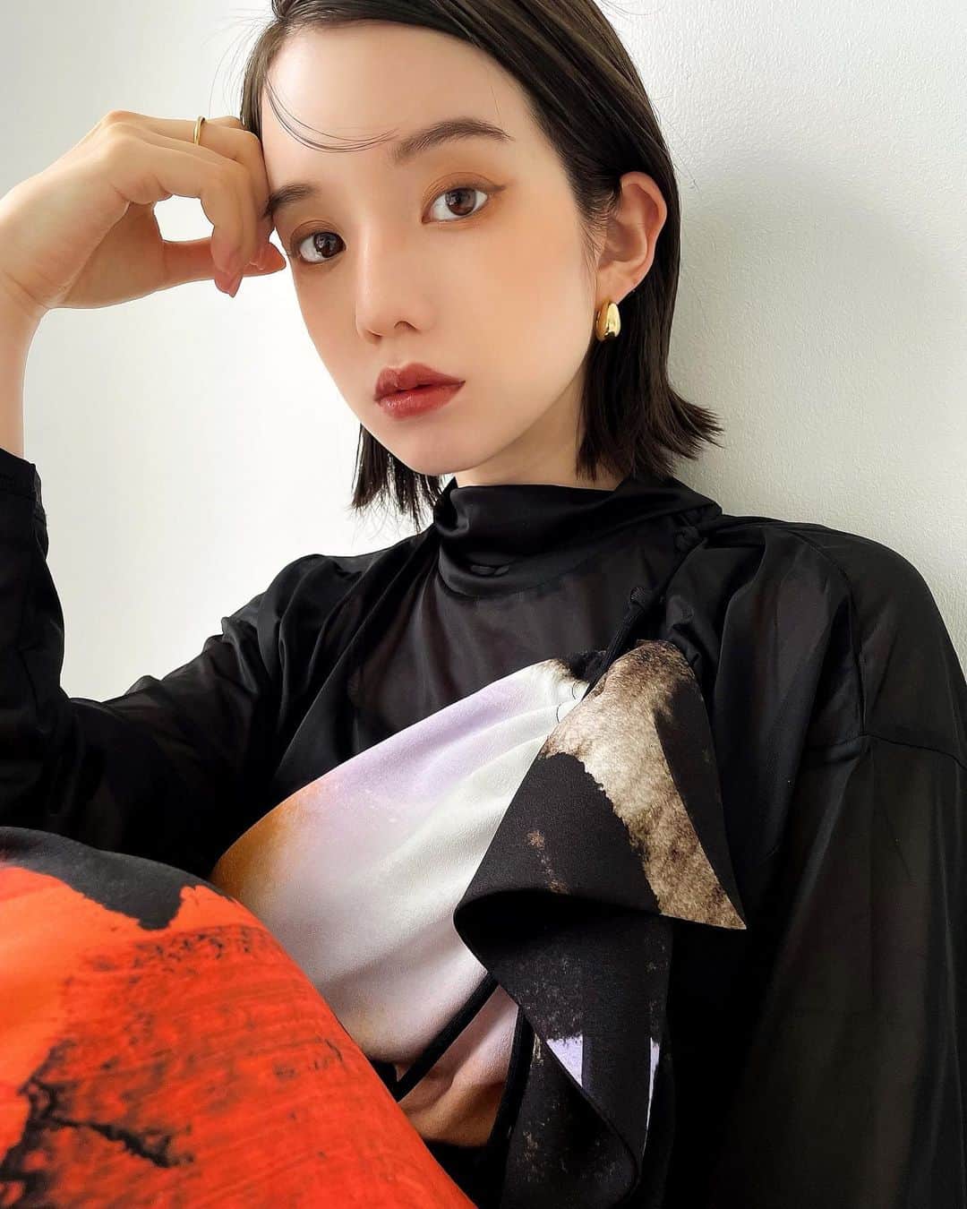 谷口翠彩のインスタグラム：「New world 🪐🚀 modern mode ♠︎♦️  @hironaka_ayaka ♣︎  @maccosmeticsjapan   ⚫︎eye：コネクト インカラーアイシャドウパレットX6 : ブロンズ インフルエンス CONNECT IN COLOUR EYE SHADOW PALETTE ：BRONZE INFLUENCE  ⚫︎ラスターガラス リップスティック LUSTREGLASS SHEER-SHINE LIPSTICK ポッシュピット  Makeup always snuggles up to my heart 🫶🏻 and give me a little confidence 💎  𝐂𝐡𝐚𝐧𝐠𝐞𝐬 𝐰𝐢𝐭𝐡 𝐡𝐚𝐢𝐫, 𝐦𝐚𝐤𝐞𝐮𝐩 𝐚𝐧𝐝 𝐟𝐚𝐬𝐡𝐢𝐨𝐧 .  毎日天気が変わるように  毎日ヘアもメイクも変わる🩰  . . .  .  #みどめいく#みどへあめいく #オレンジメイク#透明感メイク#弘中綾香 #あざとくて何が悪いの#弘中アナ#snidel#snidelbeauty#スナイデルビューティー」