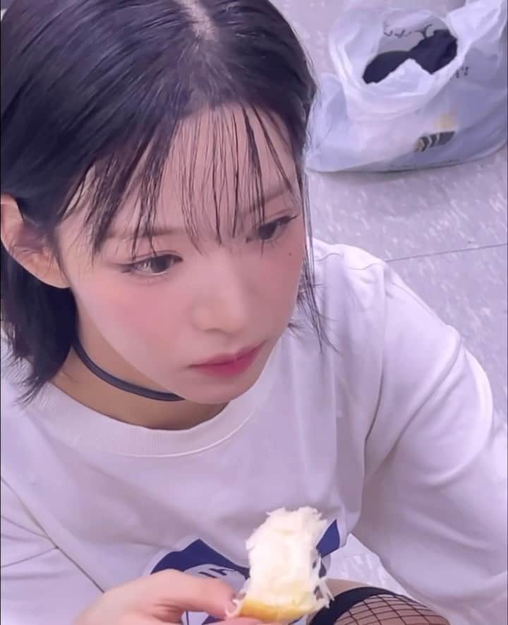 Mnetのインスタグラム：「#백하시_short #menow THE SHOW Chaeyoung Behind cut 🍞   #fromis_9 #프로미스나인 #Unlock_My_World #지헌」