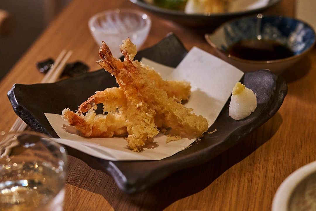 Sushi Azabuのインスタグラム：「Get your tempura fix with our scrumptious shrimp tempura. A combination of crispy, succulent, and flavorful elements all in one dish. 🍤🔥」