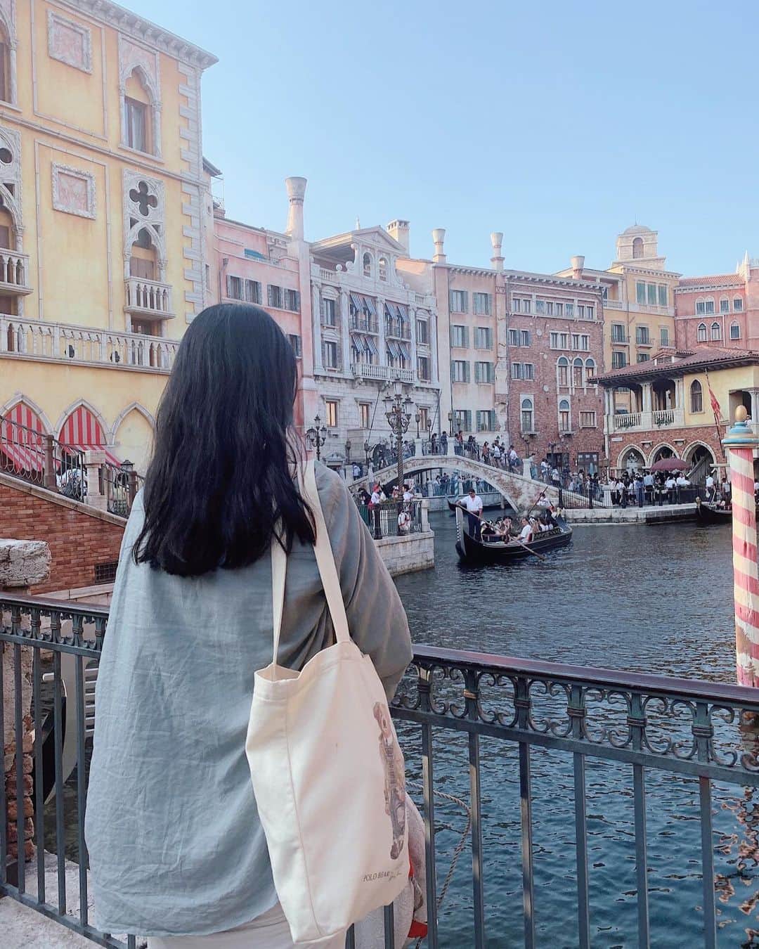 石坂友里のインスタグラム：「7年ぶりくらいのディズニーシー🌏🐾　イタリアのフリしたかったけど、相棒(プルート)を連れて行かないわけにはいかなかった🐾トイストーリーは初めて乗ったけど、2時間もならんだ🙈🩵  7년만에 디즈니씨🌏🐾이탈리아인척하고싶었지만 플룻모자는 빠질수없었어요🐾토이스토리는 처음타봤는데 2시간이나  기다렸다🙈🩵」