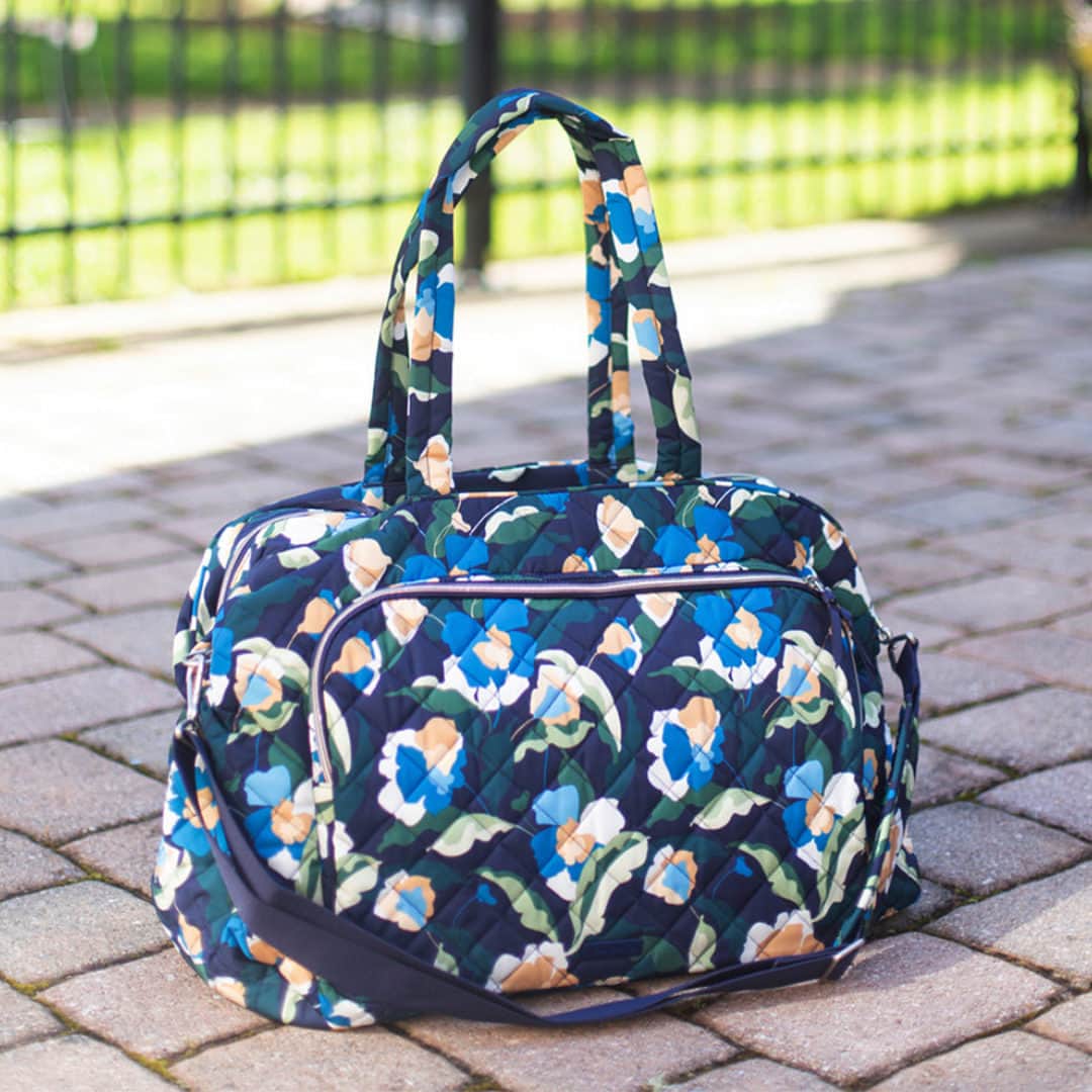 ヴェラブラッドリーのインスタグラム：「The Weekender Travel Bag is your new favorite travel companion! This bag is thoughtfully designed with plenty of perfectly placed pockets to securely hold all your go-to packables. Tap to shop!  📸: @leilassoutherncharm  #VeraBradley #Pattern #Weekender」