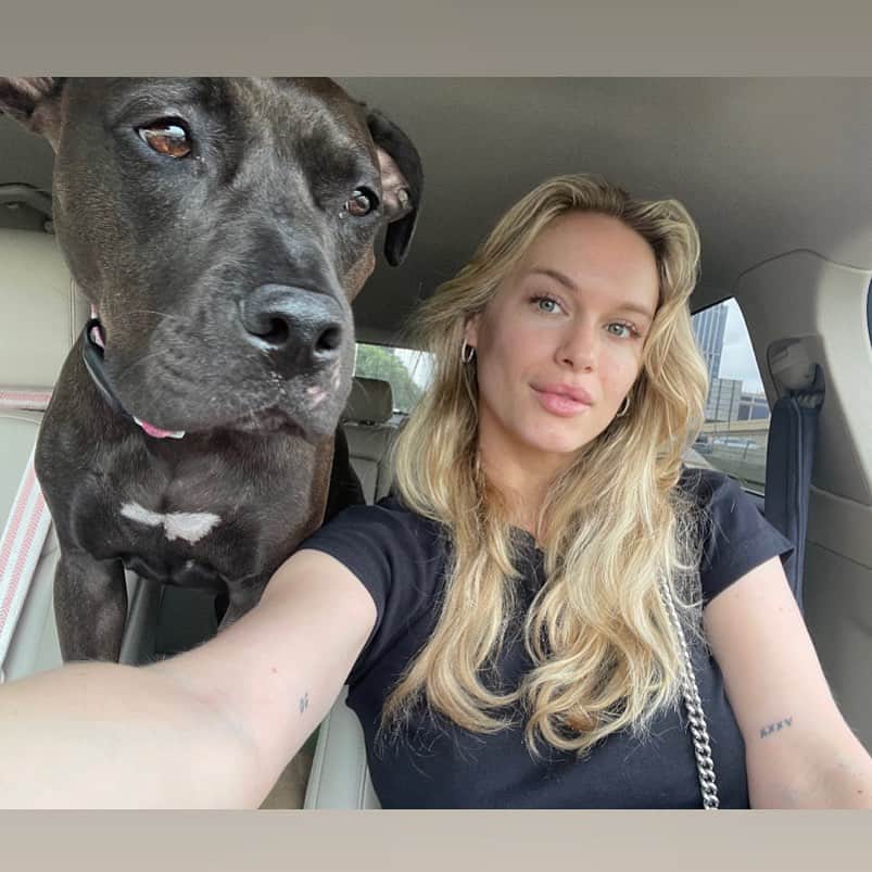 レヴェン・ランビンのインスタグラム：「Whatever Lola wants, Lola gets (I take her to daycare 3-4 x a week) 🐾」