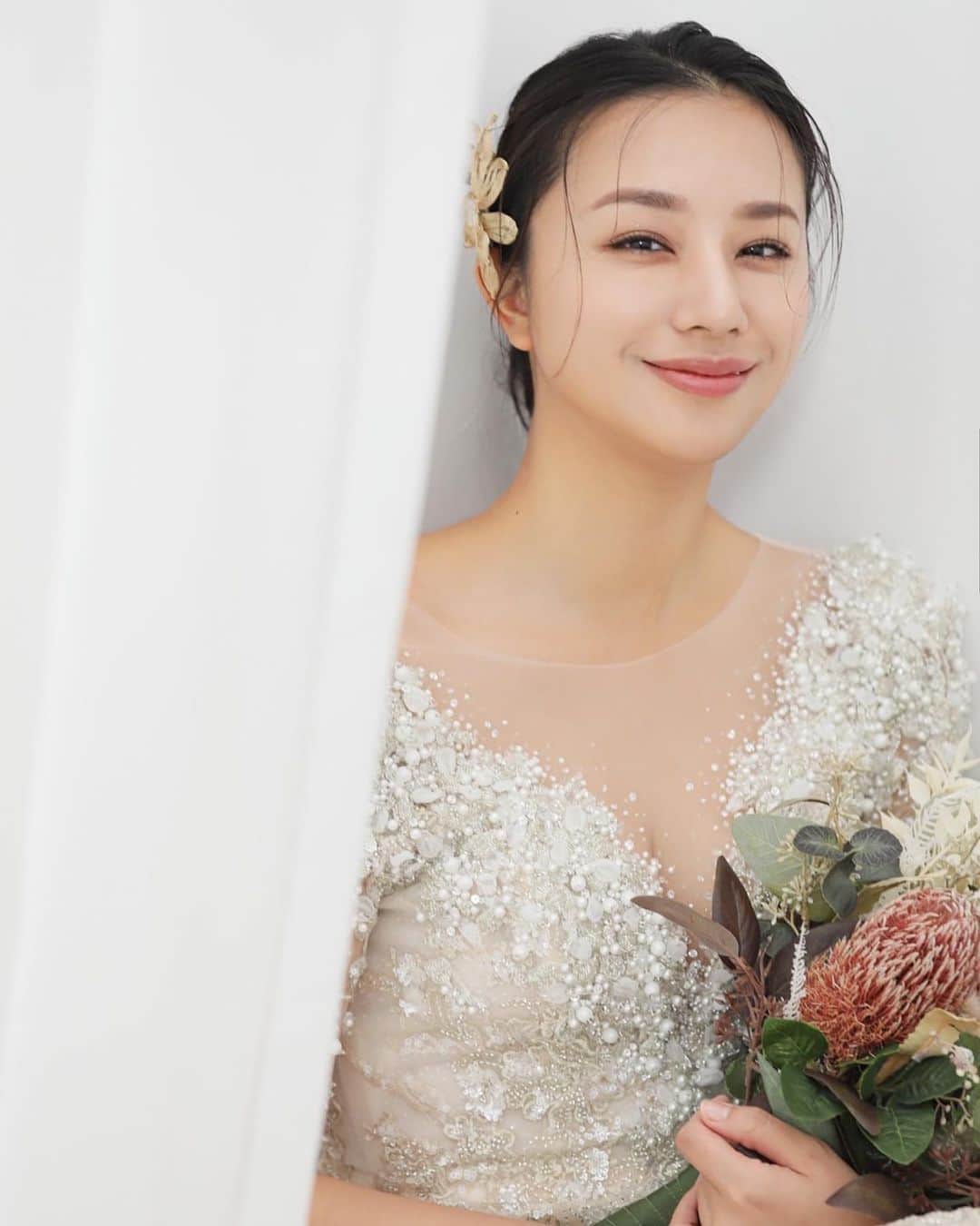 Dressy編集長 ♡miiのインスタグラム：「PLACOLE&DRESSY 4月号 高橋メアリージュンさん🌼 #プラコレ #DRESSY花嫁  きづいたら4月が終わっていたので今更ですが、、、🥺デコルテさんにドレスやロケ地協力いただきました！素敵なインタビューさせてもらいました🤍  本当に美しかった、、、とっても気さくでたくさんお話もさせていただき、、🤍そしてとってもお似合いでした✨ ありがとうございました🤍」