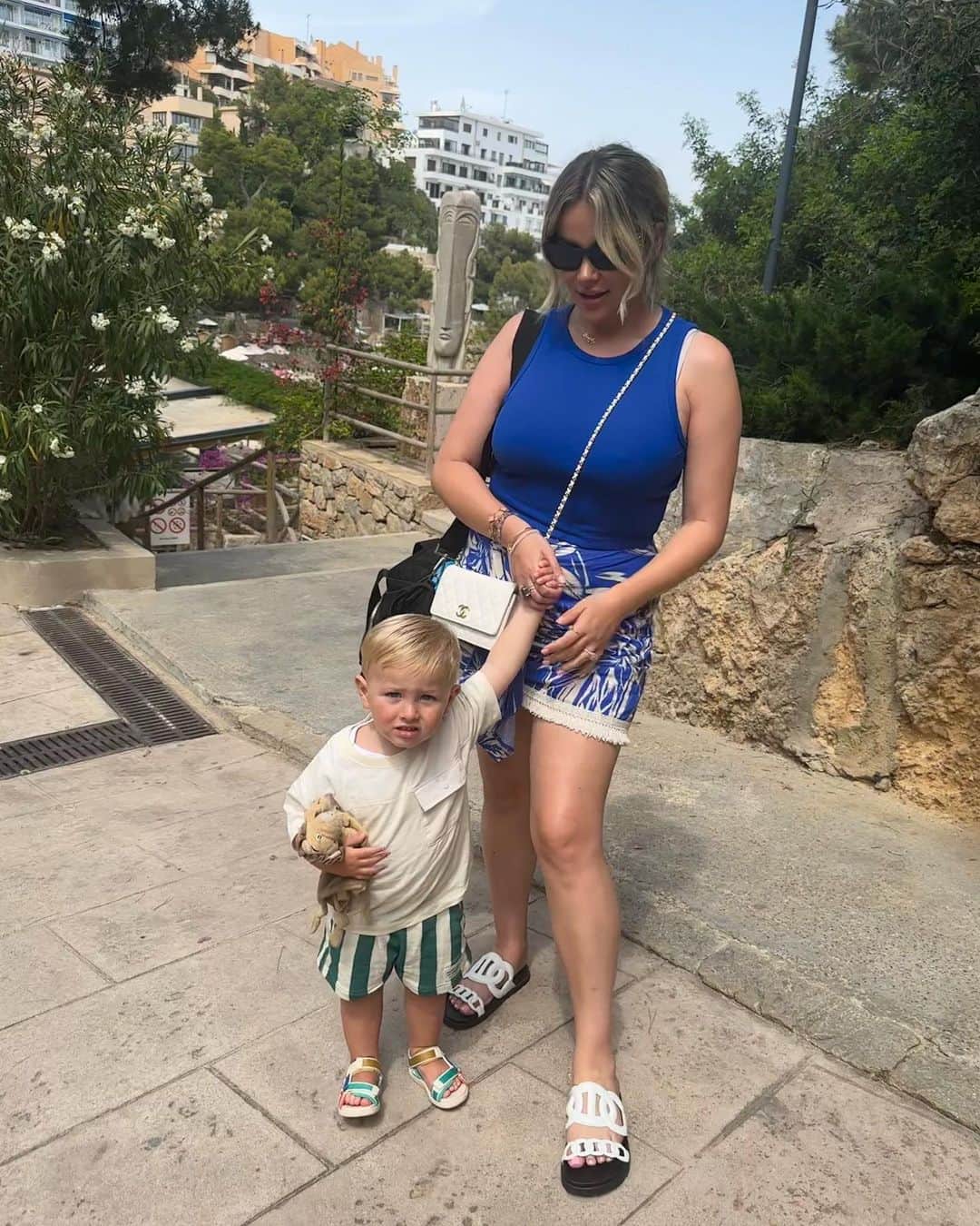 ジョージア・コウソウロウのインスタグラム：「32 💕 🧿🪬 Brody always smiles untill I want a birthday pic, always the way 😅」