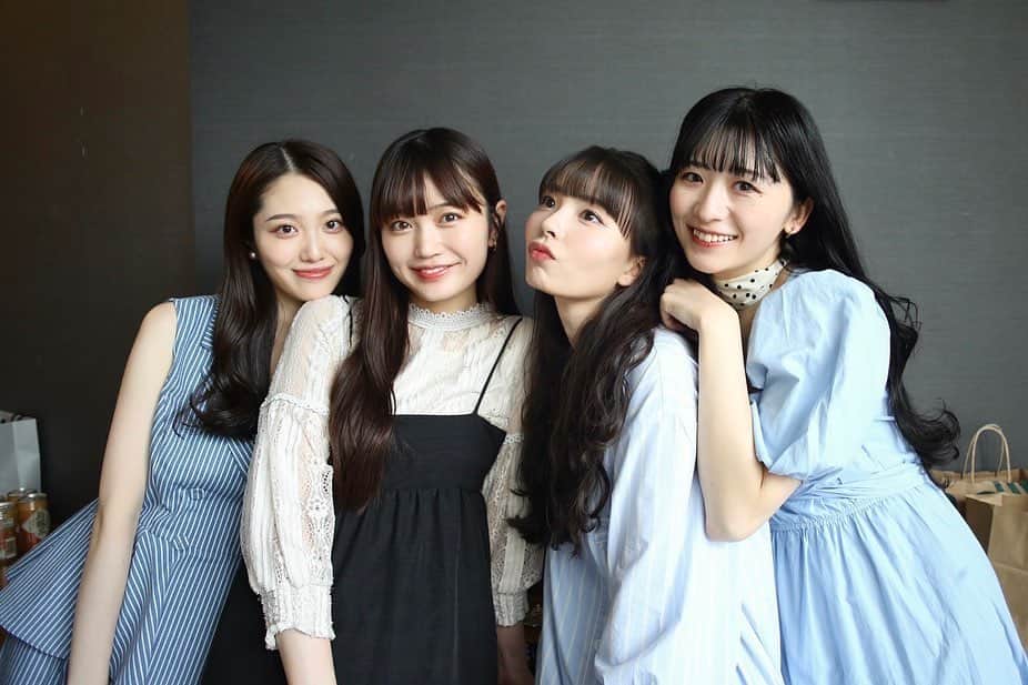 のインスタグラム：「同期☺︎ ゆりなの生誕祭で集まれた！！  おめでとうありがとう🎂  今度、みんなでも会おうね✌︎ にしてもいい写真だなぁ。。笑  #同期 #飯島未賀 #川口ゆりな #中里萌 #藤江萌」