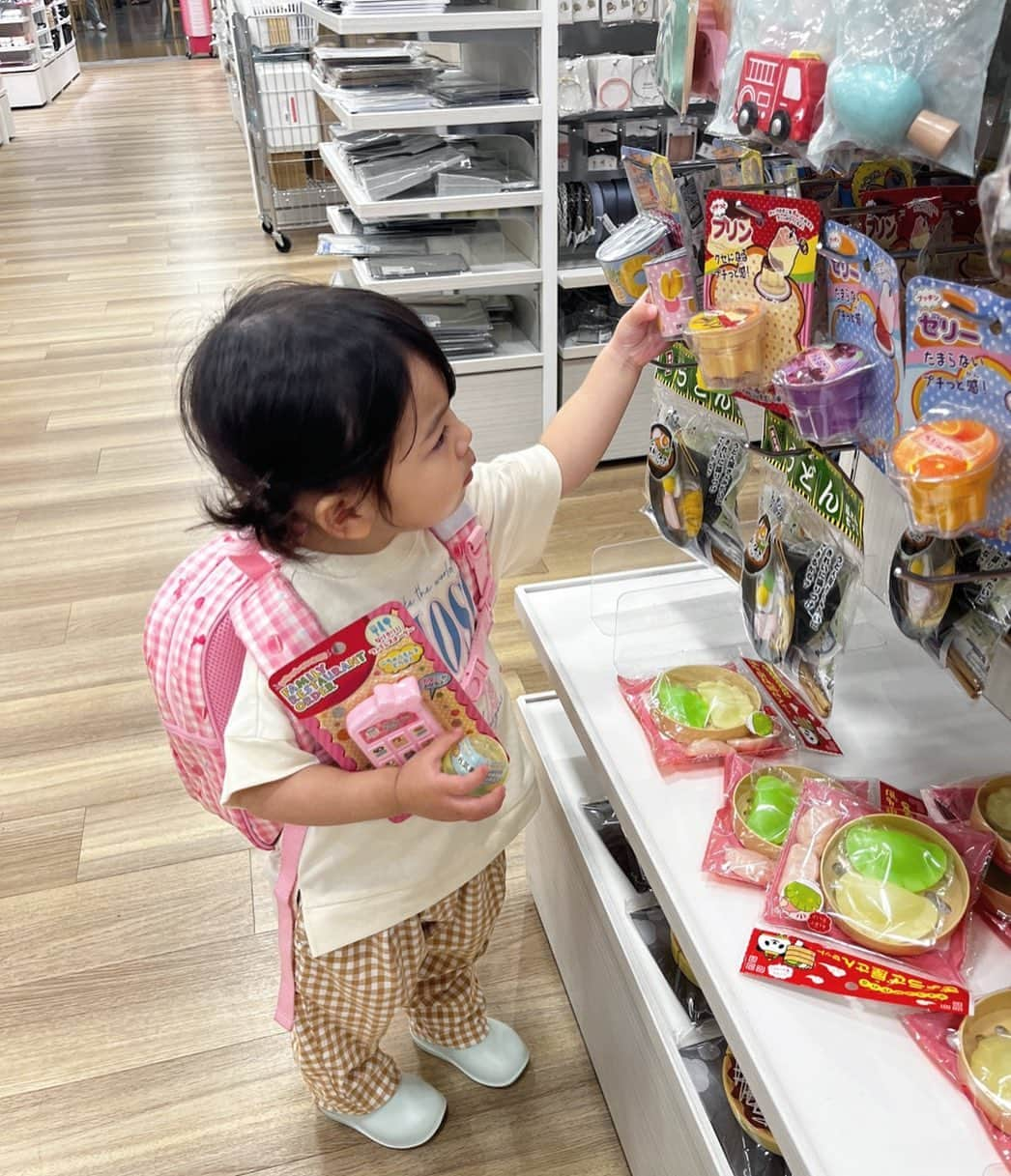 はやめいさんのインスタグラム写真 - (はやめいInstagram)「🐻‍❄️  最近の日常 👧🏻 👩🏻   100円ショップがだいすきで お買い物に出るといつも 行こう〜といいます笑  最近はどこに行く時も リュックを背負ってる 💭  2個までだよ〜と自分で 言いながらお買い物してます🙂 笑  とっても真剣 ！  リュックはみーちゃんのおさがりです 🫶🏻  #こども #こどものいる生活 #シングルマザー#シンママ#シンママライフ #こどものいる暮らし#キッズ #ママスタグラム#２歳4ヶ月 #むすめふく#プチプラコーデ#mamagirl #2歳コーデ#セリア#セリア購入品」6月20日 23時06分 - haya.mei