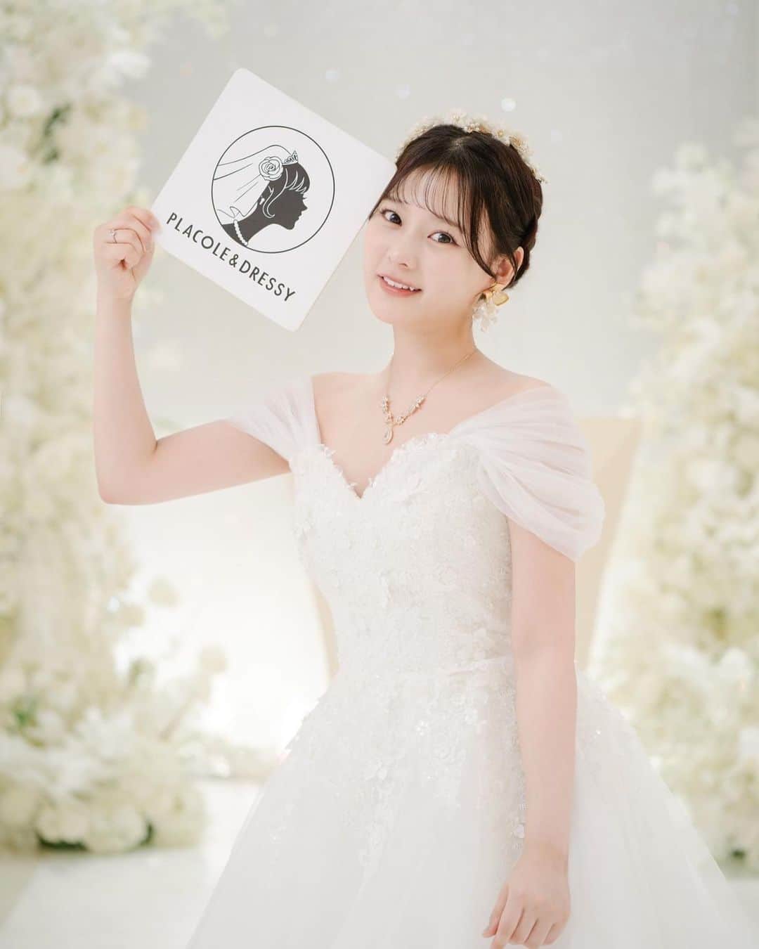 Dressy編集長 ♡miiのインスタグラム：「PLACOLE&DRESSY 5月号 齊藤なぎささん🤍 #プラコレ #DRESSY花嫁  5月も秒で終わってしまったので、 ちょっと時差投稿ですが投稿します🥺🥺  それにしても齊藤さんかわいすぎました、、、🌼 今回はプラコレのオリジナルドレスとルルフェリーチェさんとのコラボドレス着用いただき、 スタッフの可愛いが止まりませんでした…🤍 実は、鎌倉のカフェにも違う撮影で お越しいただいたことがあり今回プラコレとして 関わらせていただくのは2度目なんです🤍 素敵なカバーを飾っていただけてよかった🎤💓」