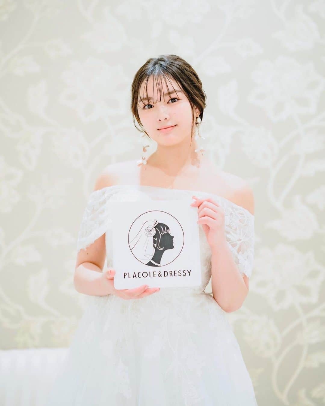 Dressy編集長 ♡miiのインスタグラム：「PLACOLE&DRESSY  6月は女優 箭内夢菜さん💠 とても素敵な方でした♡ #プラコレ #DRESSY花嫁  ブライダリウムミューさんの銀座店にて。ウェディングドレス、カラードレス共にミューさんのオリジナルです🤍かわいい🤍  6月から表紙の雰囲気も少し変えました🤍 多幸感溢れるウェディングドレス姿、女優として、モデルとして、そしてバラエティでも活躍する箭内さんについてたくさんお話しお伺いできました🤍ぜひ、記事やYouTubeチェックしてください🐶🤍💠  ----- “100人の人生に100通りに煌めく魔法をかける”をテーマに創設されたラグジュアリーブランドである PLACOLE ＆ DRESSY。 私たちはウェディングドレスを中心に 最先端で価値あるものを発信する ファッションメディアです。 個性を大切にするブランドだからこそ、 その人の中にある、たくさんの個性も、 自分自身を認めてあげたい、そんな思いを込めて。」