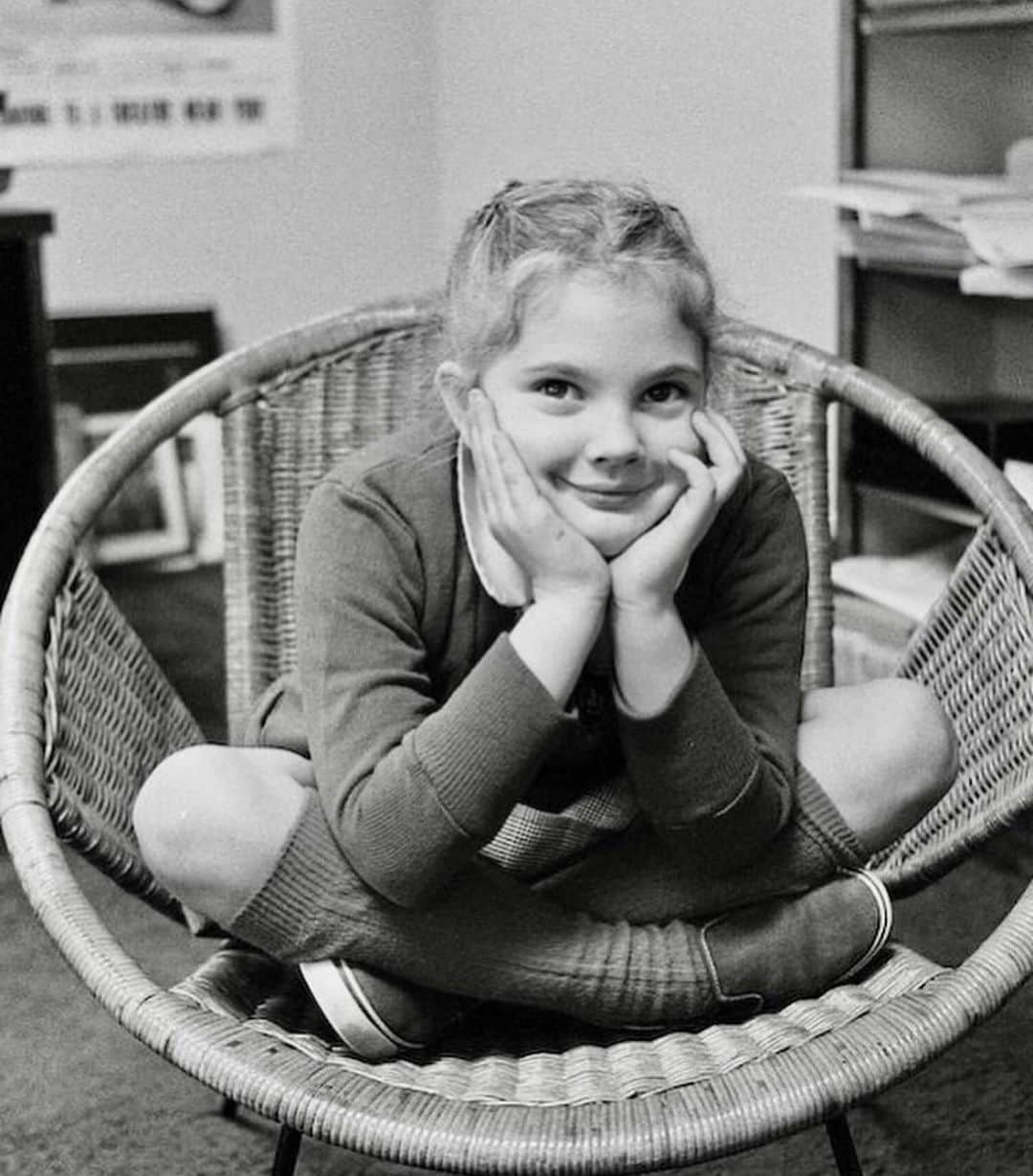 のインスタグラム：「Last carousel for the summer… I want to thank everyone for making this feed such a loving place. A safe space like on the show. It’s just very humorous and kind. My two favorite things in this life. I’m going to take a social media break for the summer. I used to do it all the time. And it’s so healthy for the soul. I’m going to go on some adventures. See what I find. No matter what I discover and stumble upon in this world … I do love sharing it. And I feel so lucky that we all can all be connected. Thank you to anyone who gives me space in their field. Ok. Now go out and have the summer of your life. I will be working on the next issue of @drewmagazine and … I’ll see you in the fall for @thedrewbarrymoreshow season 4!!!!!!!!!!!!!!」