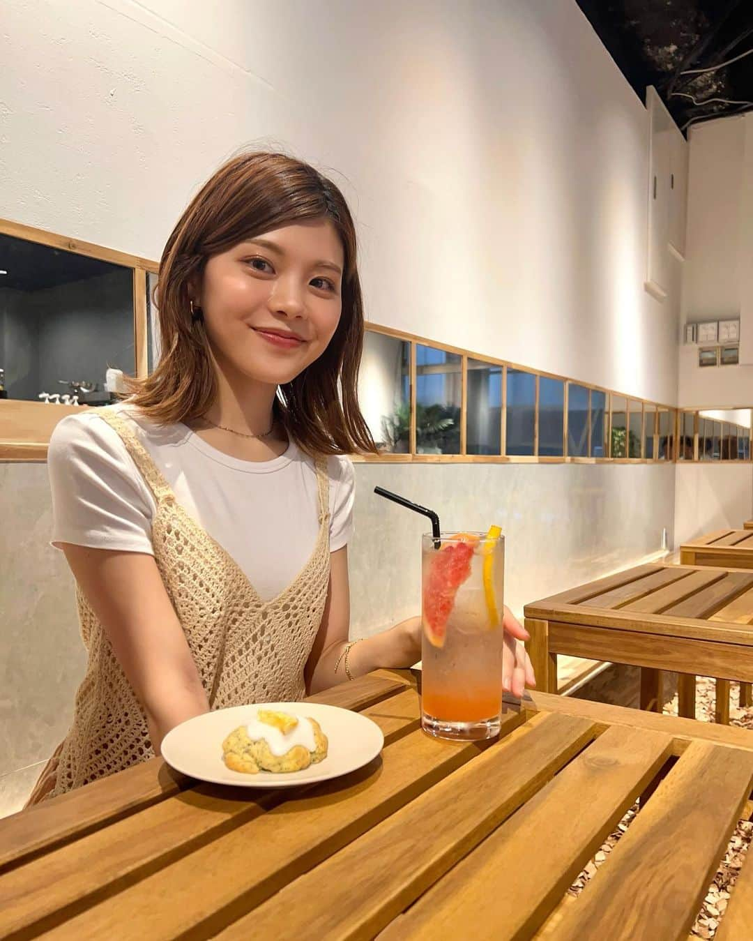 池田真子さんのインスタグラム写真 - (池田真子Instagram)「ミーティングで行ったカフェがおしゃれで落ち着く空間だった🌿 ． ． @cafe.noone_amemura  ・レモンアールグレイクッキー ・グレープフルーツエイド ． ． クッキーがアールグレイの香りとレモンの爽やかさや酸味もあって、意外とさっぱり食べれて美味しかった🍋💕 ． ． ． 今年も嬉しいお知らせができるように、色んなことに挑戦します🌼 ． ． ． Tops：ZARA Bottom：ZARA Shoes：AMAIL Bag：IL BISONTE Accesories：CENE ． ． #カフェ巡り #堀江カフェ #アメ村カフェ #cafenoone #堀江カフェ #心斎橋カフェ #大阪カフェ #アールグレイクッキー #クッキー #グレープフルーツエイド #カジュアルコーデ  #大人カジュアル #カジュアルファッション #シンプルコーデ #instagood  #casualoutfit #instafashion #makoscode」6月20日 23時14分 - mako_ikeda