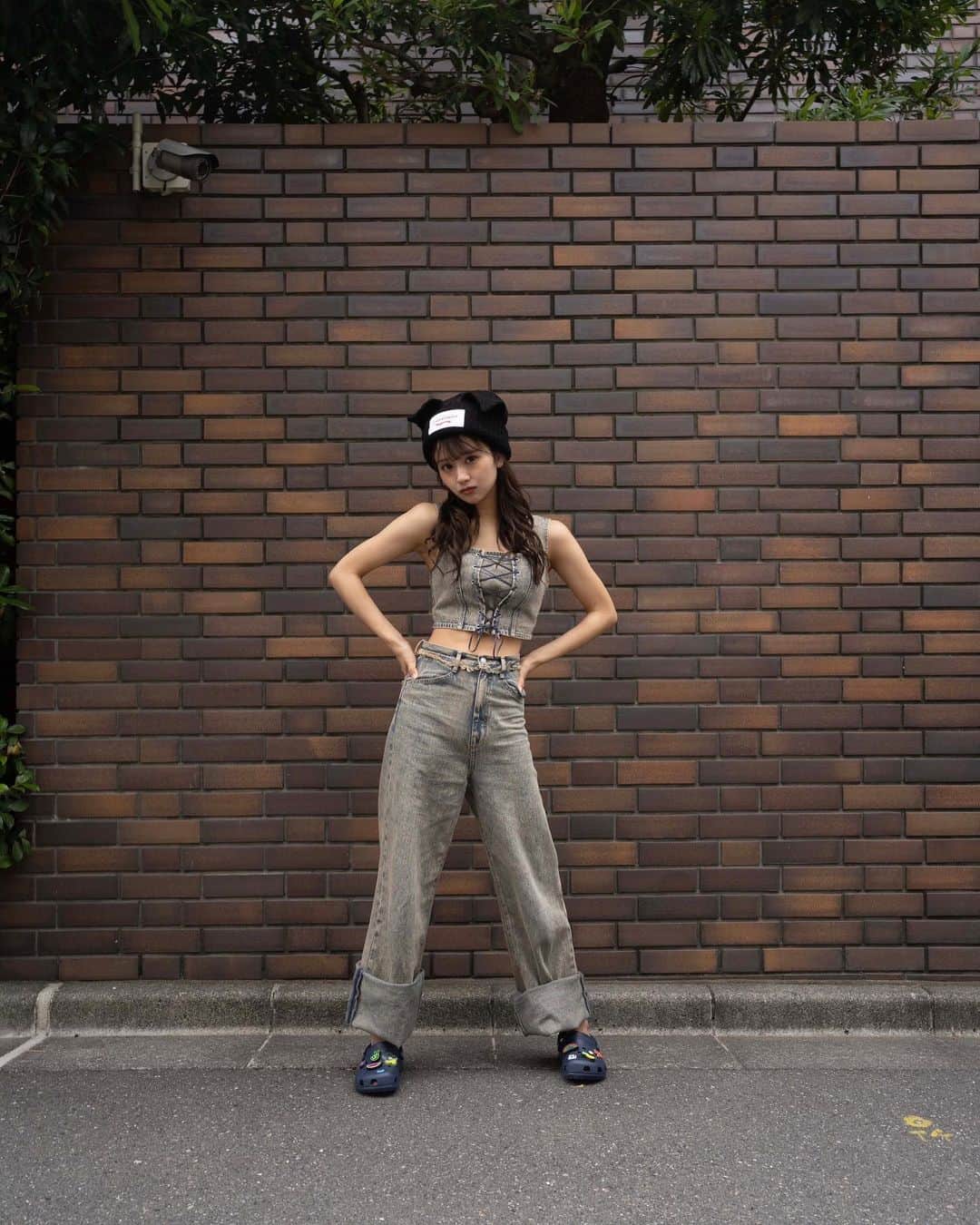 のインスタグラム：「夏っぽくデニムのセットアップ💙 ジビッツはリリの好きなものだらけなの〜〜 特にお気に入りはいちご！！ 歩いたら光るところもおきにいり🤭✨  . . . .  #クロックス #ジビッツ #クロックスで自分らしく #crocs #PR  @crocsjp」