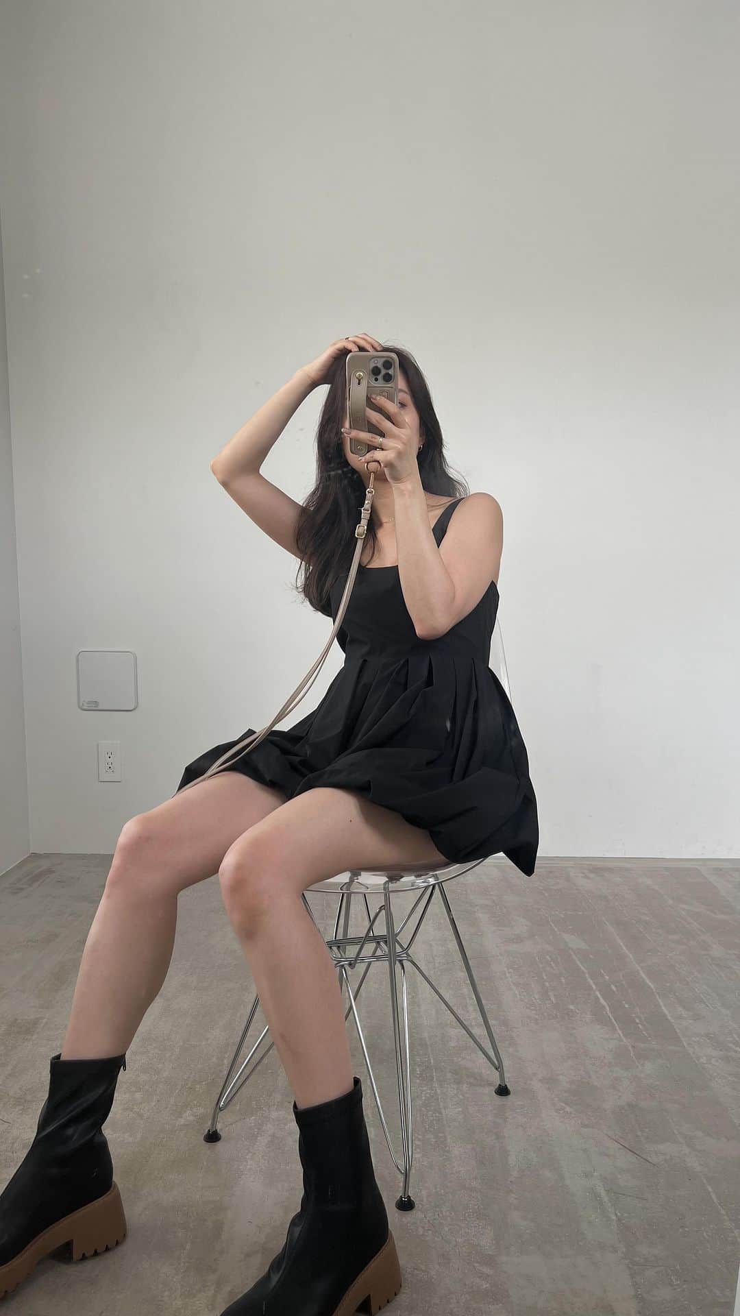 武村沙愛のインスタグラム：「. ミニだけどパンツになってる バルーンロンパース🎈 やはりバルーンは脚が細く見える気がする。 サンダルで合わせたけど 秋はブーツで合わせたいな👢 . #ACYM #ロンパース #オールインワン #ブラックコーデ」