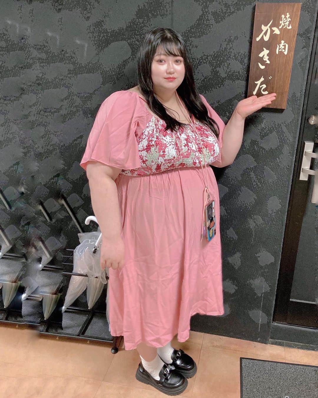 えみっくすさんのインスタグラム写真 - (えみっくすInstagram)「焼肉かきだ行ってきたჱ̒⸝⸝•̀֊•́⸝⸝)‪♡たくさん食べるための楽チンコーデ💗またお肉とかは改めて載せる❕ . 155cmだとSHEINのワンピ長いこと多いけど、このワンピは大丈夫だった💓これでチャリかっ飛ばしても平気だったദ്ദി^._.^)もちろんシャーリングなので食べても楽チン❕❕強い❕❕  【商品ID】 onepiece：13868054 4XL socks：5350767 shoes：11222716 CN38  【クーポンコード】 emix  6/30まで、 お買い上げ金額1～5,999円までは15%OFF、6000円以上は20%OFFになります❕❕  @shein_japan  @sheinofficial  @sheincurve   H155/W105/B125/W105/H115  👗 .｡ _________________________ ｡. 👗   　えみっくすの日々のコーディネートを ︎︎ 　　　▶️ #えみっくすコーデ ◀️  　　　でまとめています⸜(*⃙⃘'ᵕ'*⃙⃘)⸝⋆*   　コーデを参考にしてくれたらぜひ  　ハッシュタグをつけて投稿してね📷✨  👗 .｡ _________________________ ｡. 👗  #SHEINforALL  #shein #sheinofficial #shein購入品 #sheinコーデ #sheincurve  #ぽっちゃりコーデ  #ぽっちゃり女子  #ぽっちゃり  #ぽっちゃりファッション  #ぽっちゃりさんと繋がりたい  #ぽっちゃり大人女子  #ぽっちゃりモデル  #ぽっちゃり女子と繋がりたい  #ぽっちゃりコーディネート  #プラスサイズ  #プラスサイズコーデ  #プラスサイズファッション  #プラスサイズモデル  #plussize  #plussizefashion  #plussizemodel #curvy  #chubby  #curvyfashion  #ミスiD2022 #みけぽ  #ミケぽちゃ  #焼肉かきだ」6月20日 23時22分 - emix_momoka