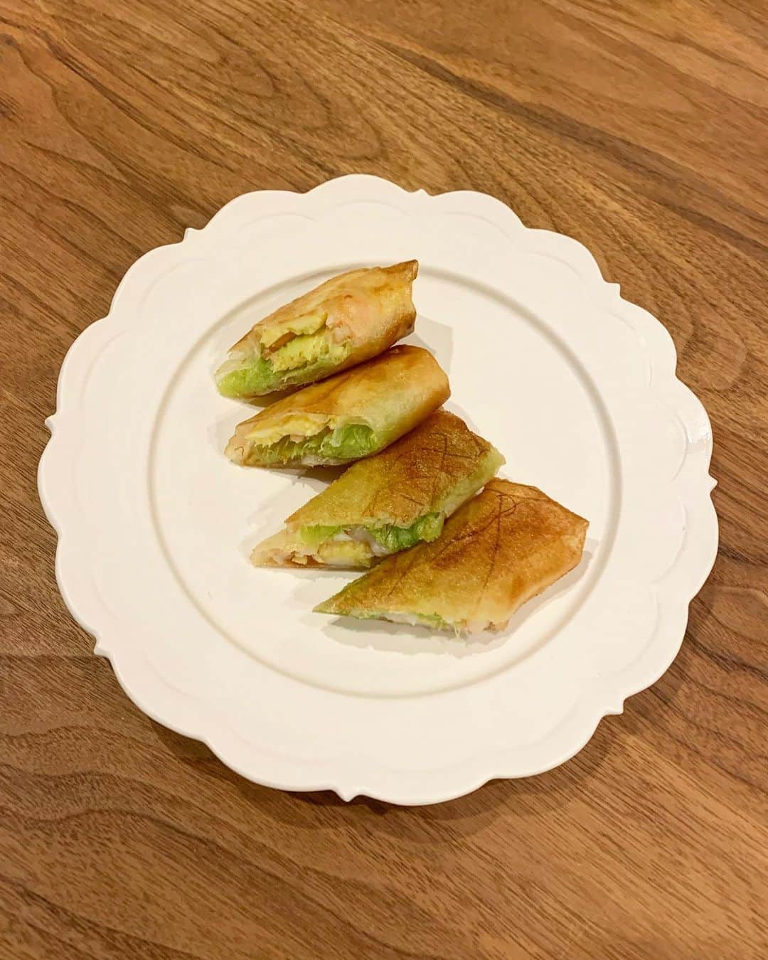 服部水季のインスタグラム：「【MIZUKI‘s kitchen 🥘】  ヤングコーンと海老の春巻き🦐 スーパーにヤングコーンが並ぶと、買わずにはいられない🌽 去年からリピートしまくってる春巻き☝️  手順⬇️ 皮を剥いたヤングコーンをカット (私は最近斜めに切ってる) ヒゲも取っておいてね。  海老をぶつ切りや、叩いておく (ここ2回は叩いてる)  以前は塩を軽くまぶし 海老に片栗粉と酒を入れておいたものを巻いたけど、今回は何もせず叩いただけの海老を使用しました。  春巻きに、コーンと海老、そしてとうもろこしのヒゲをたっぷり入れて巻き巻き。  揚げたての春巻きは塩をちょんちょんとつけながら食べると美味しい😋  子ども大好き、大人のつまみにも好評☺️  写真❸ 立派なカレイがお値打ちに買えた時に煮付けに。 (煮付けのベストレシピ模索中。誰か教えて😃) ❹❺麻辣鍋(しゃぶしゃぶ) ❻翌日残ったスープをカレーに (辛くて美味しい、時短で節約、一品できちゃう優れもの😋)  お料理、新婚当初〜2人の生活だった時は品数も多く写真も撮ってたけど最近は、、、。 出来る範囲で豊かに見える工夫は、器の力を借りること🥘❤️  お料理って、自分の作りやすいもの、慣れてるものが中心でマンネリ気味。 これを機に新作を開拓したり、副菜作りをもう少しがんばろうかな☺️  #お料理 #クッキング #cooking #器」