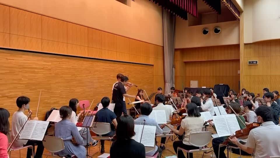 新倉瞳のインスタグラム：「Brahms Double Concerto Rehearsal  先週のことですが、和田さん崎谷さんとのアンサンブルの安心感たるや✨そしてイキイキとされたEMSの皆さんの音🔥とても楽しい初リハーサルでした♪  本番は7月22日(土)19:15〜杉並公会堂にて！！」