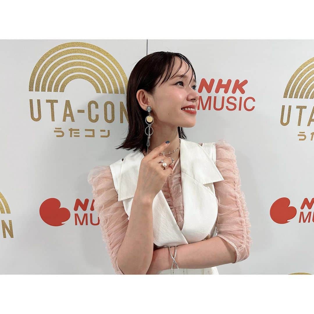 ソニンさんのインスタグラム写真 - (ソニンInstagram)「． #うたコン ありがとうございました！  カラオケヒット名選曲 というテーマの今回放送でしたが…  「シャ乱Qさんのシングルベッドはいかがでしょうか」 という当初からのお話で、 それならとお受けしました。  この曲は、 自身の2020年に行った20周年ライブで、 初めてシャ乱Qさんの楽曲を歌わせていただいた以来の披露。私にとっては特別な思いがあり、リスペクト込めて歌わせていただきました。  名曲すぎてプレッシャーももちろんありましたが、それよりも、つんくさんの思いに沿って歌わせていただける光栄さ。  このような貴重な機会に感謝しています。  #つんく♂ さん  #シャ乱Q さん #シングルベッド #ソニン #シャ乱Qさんと同じ時期から活動してらしたTBOLANの森友さんから嬉しいお言葉頂けて胸いっぱい #才能溢れるアーティストさん達と番組で共にできる巡り合わせにも感謝でした #最後のはライブの時この曲ギターも弾いてたのでその感覚で歌っちゃうんだよねやっぱりって写真」6月20日 23時36分 - sonim_official