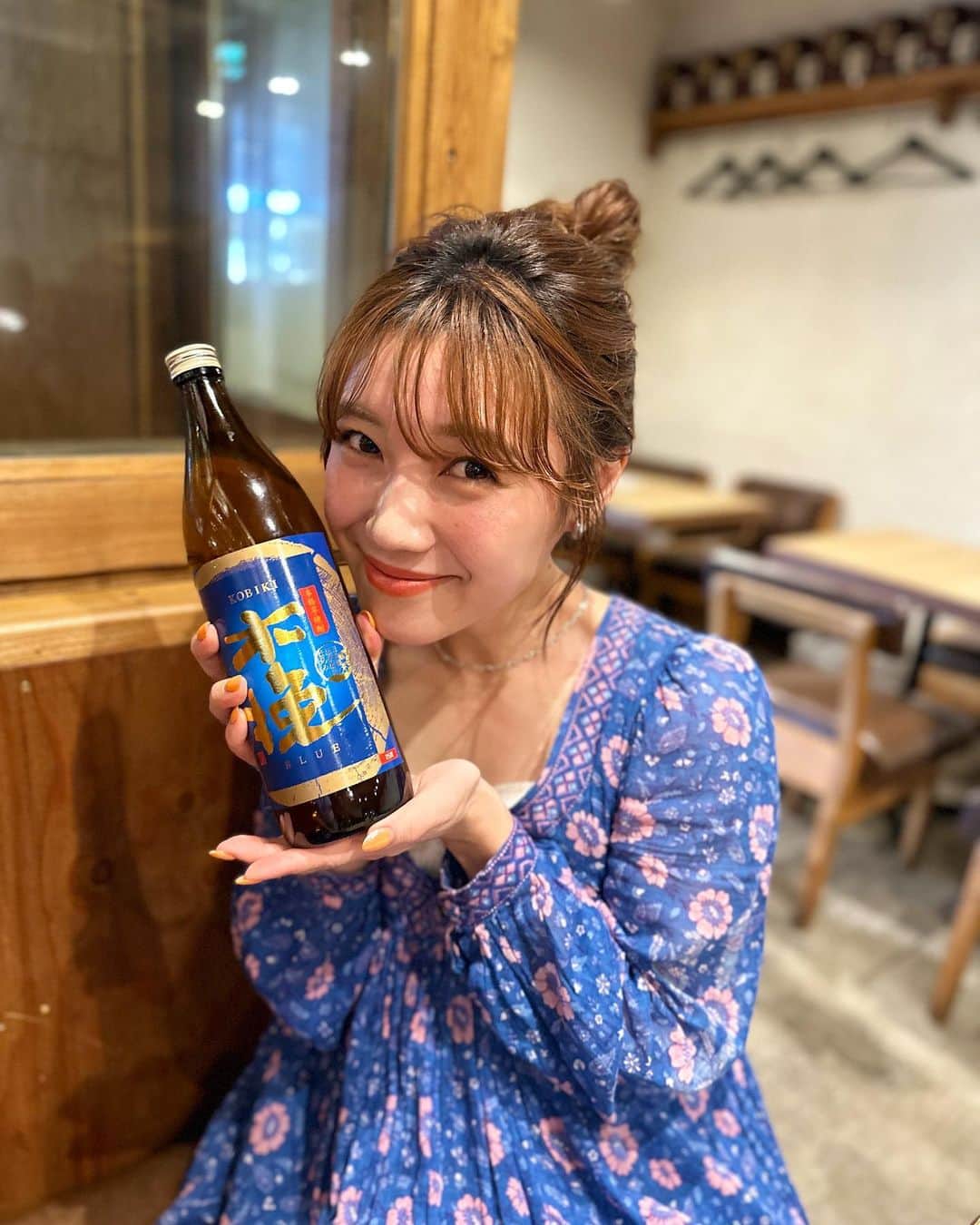 黒田りさのインスタグラム：「🍶 今日ラジオにも番組見てますってメッセージきてうれしかったな🫶 きのうはチャギハ！でも木挽きブルーを紹介したよ🩵らいらいと一緒に乾杯しました☺️🩵吉田羊さんの新CMと合わせて、ぜひみてねん🩵  #木挽きブルー#ロックもソーダもよくばりブルー#みんなはどっちがすき？」