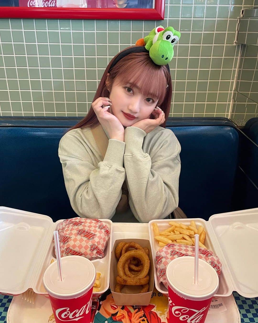 河﨑莉奈のインスタグラム：「親友が撮ってくれた写真🦖📷  ユニバまた行きたいな…💚」