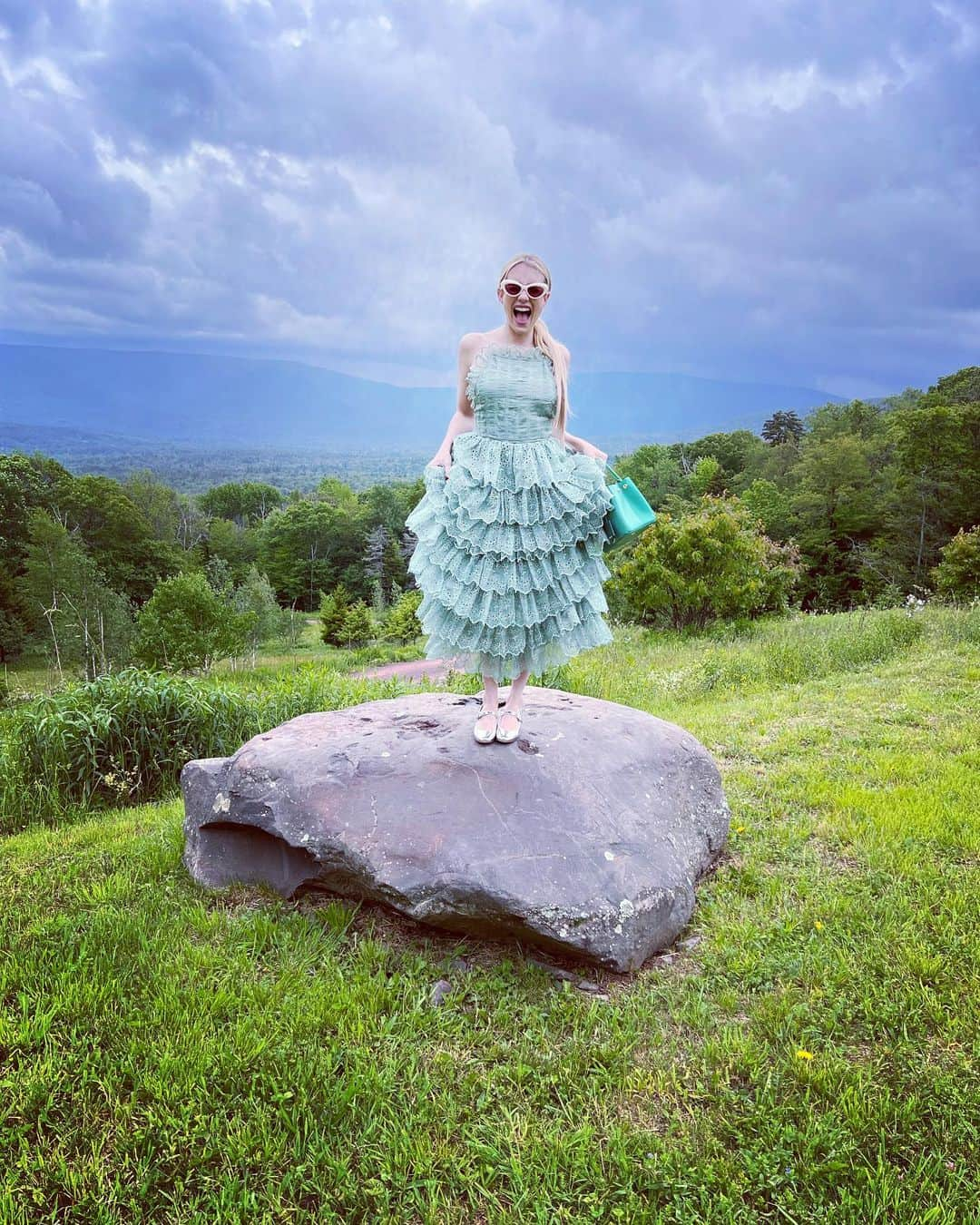 エマ・ロバーツさんのインスタグラム写真 - (エマ・ロバーツInstagram)「Hudson filter in Hudson Valley 🧚‍♂️」6月20日 23時30分 - emmaroberts