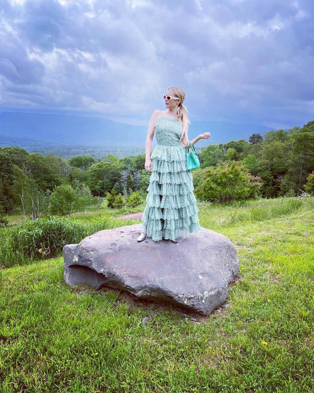 エマ・ロバーツのインスタグラム：「Hudson filter in Hudson Valley 🧚‍♂️」