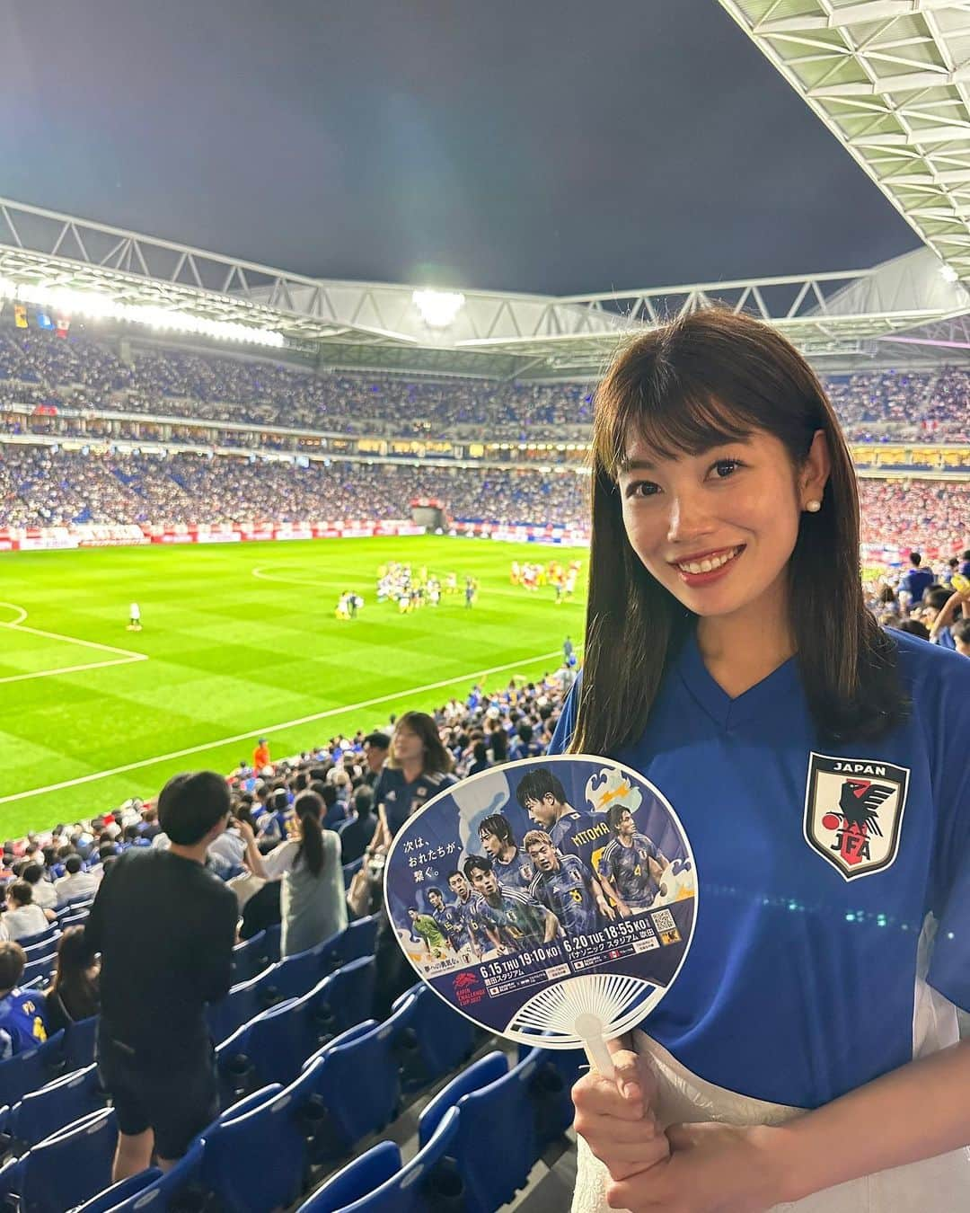 梅山茜のインスタグラム：「. ＊キリンチャレンジカップ⚽️＊ . 遂に初めて生で見られました！ サッカー日本代表！！！ 幼い頃から母の影響で代表戦はほぼ見てきたけど 生で観戦するのは今回が初めて！！！！ 生放送終わりでダッシュでパナスタに向かって 前半10分ぐらいに着いたんだけど スタジアムの外まですんごい歓声が響いていて 入る前からワクワク😆 1歩入った瞬間から熱気がすごくて 一丸となって応援して最高に熱かった🔥 選手までの距離も近いしゴール目の前で見られたし 終始興奮してました🥺💓 かっこよかったです。  Jリーグも最近全然行けてないので また試合観戦しに行きたい！ やっぱり生で見るのが一番だな！  選手の皆さんお疲れ様でしたっ👏🏻  #キリンチャレンジカップ#サッカー日本代表#パナソニックスタジアム吹田#samuraiblue#soccer」