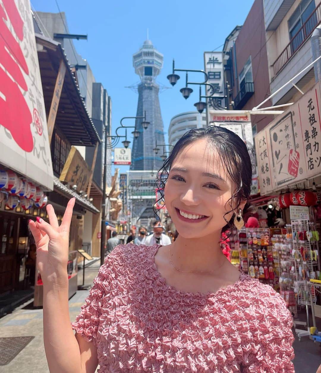 緑川静香のインスタグラム：「『それって⁉︎実際どうなの課』観てくださった皆様、ありがとうございましーたん🙇‍♀️✨ ⁡ 目標金額達成〜！！！💪 ⁡ けんじさんと彩さん夫婦、とっても楽しくて温かい空間でした☺️ けんじさんのお母様への愛にすごく溢れていて、終始涙涙でした。 ロケ後、お母様にご挨拶させて頂き、ご報告してきました。 お母様とけんじさんの想い出がさらに紡がれましたと。 こはくちゃんとらんちゃんの成長のお役にも立ててたら嬉しいなぁ❤️ ⁡ ⁡ そして… 番組が始まって4年が経ち、なんと先日、 ⁡ 不用品総売上が 1000万円を超えました〜！！👏🥹 い、い、いっせんまんっ！！！😳 すごい金額だぁ〜 とうとう、1000万の女になりました🤣🌸笑 ⁡ たくさんの依頼主の皆さんのお顔が浮かんできて、これを書いてる今でも感動しております😢 次は億目指して、売っていきます！！💪笑 ⁡ これからもどうぞよろしくお願い致します🙇‍♀️❤️ ⁡ #それって実際どうなの課  #大阪のたこ焼きは絶品だった #最近はイカ焼きの美味しさに気付きハマってます #オープニングと結果発表のスカートのお洋服達は #前回の依頼主様から頂いたものです #うふふ #1000万円の女 #やったぁぁぁ #まだまだ頑張るよぉーーー #下河辺さん今回もありがとうございます❣️ #見逃した方はTverでね #あぁ誕生日週間が始まった #いよいよだ、憂鬱です笑」
