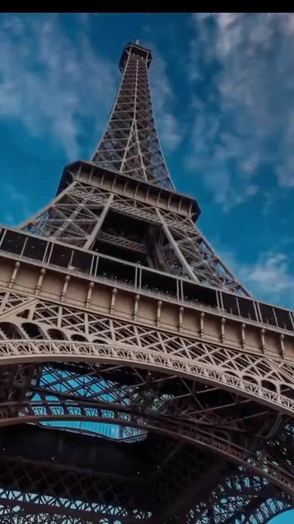 エールフランスのインスタグラム：「She can’t wait to see you 🇫🇷 #travel #AirFrance #Paris #airplane」