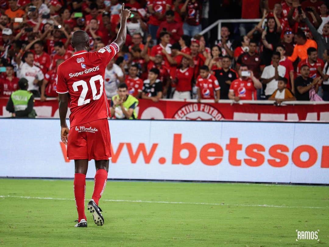 のインスタグラム：「Gracias hinchada por el apoyo en este semestre en cada estadio donde jugamos y resaltar que los partidos de local tuvimos una gran asistencia. Han hecho un hábito llenar el Pascual a pesar que los resultados no fueron los esperados. Los aplausos para ustedes porque es la pasión que los mueve y no los resultados. Sabemos que nos faltó carácter, personalidad y buenas decisiones pero ahora toca corregir y fortalecer para lo que viene. 💪🏾   Vamos rojos ❤️」