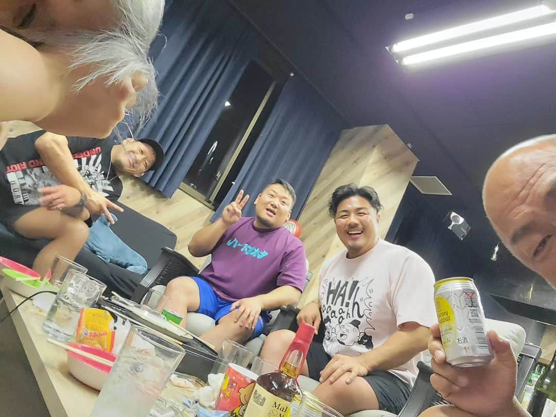 高岩竜一のインスタグラム：「BURSTの打ち上げ🍶😆🍺 まったく1ミクロンの記憶もございません🍺😵🌀」