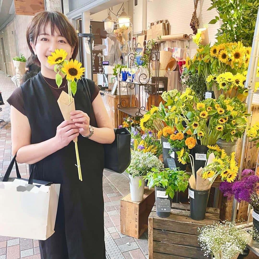 片渕茜さんのインスタグラム写真 - (片渕茜Instagram)「向日葵が似合う相内さん🌻 おはようございます！  #向日葵　#相内優香 アナ」6月21日 10時31分 - akane_katafuchi