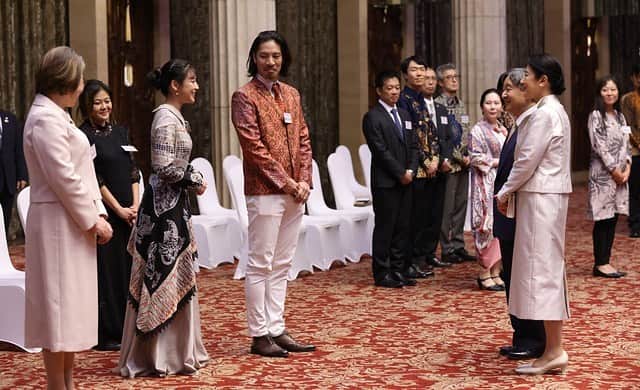 仲川遥香のインスタグラム：「この度素敵な機会を頂くことができ インドネシアに訪問中の天皇皇后両陛下のお二人と面会させて頂きました。 インドネシアに来て11年。 こんな日が来るなんて思ってもなかった11年前。改めてインドネシアに来てよかったなと感じると共に人生に一度しかない機会を頂けた事に感謝の気持ちでいっぱいです‼︎  沢山支えてくださる皆様、そして関係者の皆様に改めて感謝致します。 これからも微力ではありますが両国の架け橋になれるよう前進していければと思ってます。変わらず応援して頂けると嬉しいです🇯🇵🇮🇩  Kali ini saya berkesempatan untuk bertemu dengan yang mulia Kaisar Naruhito dan Permaisuri Masako.  Aku Sudah 11 tahun di Indonesia , waktu awal aku gak mikir nanti bisa kesempatan yang luar biasa ini buat aku.  Dan juga pilihan aku waktu pindah ke Indonesia itu tidak salah pilih, dan aku benar2 aku senang dan berterimakasih untuk semua orang yang selalu dukung aku. Karena ada semua aku bisa dapat kesempatan luar biasa ini.Terimakasi semua.  Aku akan terus berusaha dengan sepenuh hati untuk mempererat hubungan kedua negara.tetap mohon bantuannya ya🇯🇵🇮🇩  #indonesia #jakarta #kaisar #jepang #ジャカルタ生活 #天皇皇后両陛下 #仲川遥香 #🇯🇵🇮🇩」