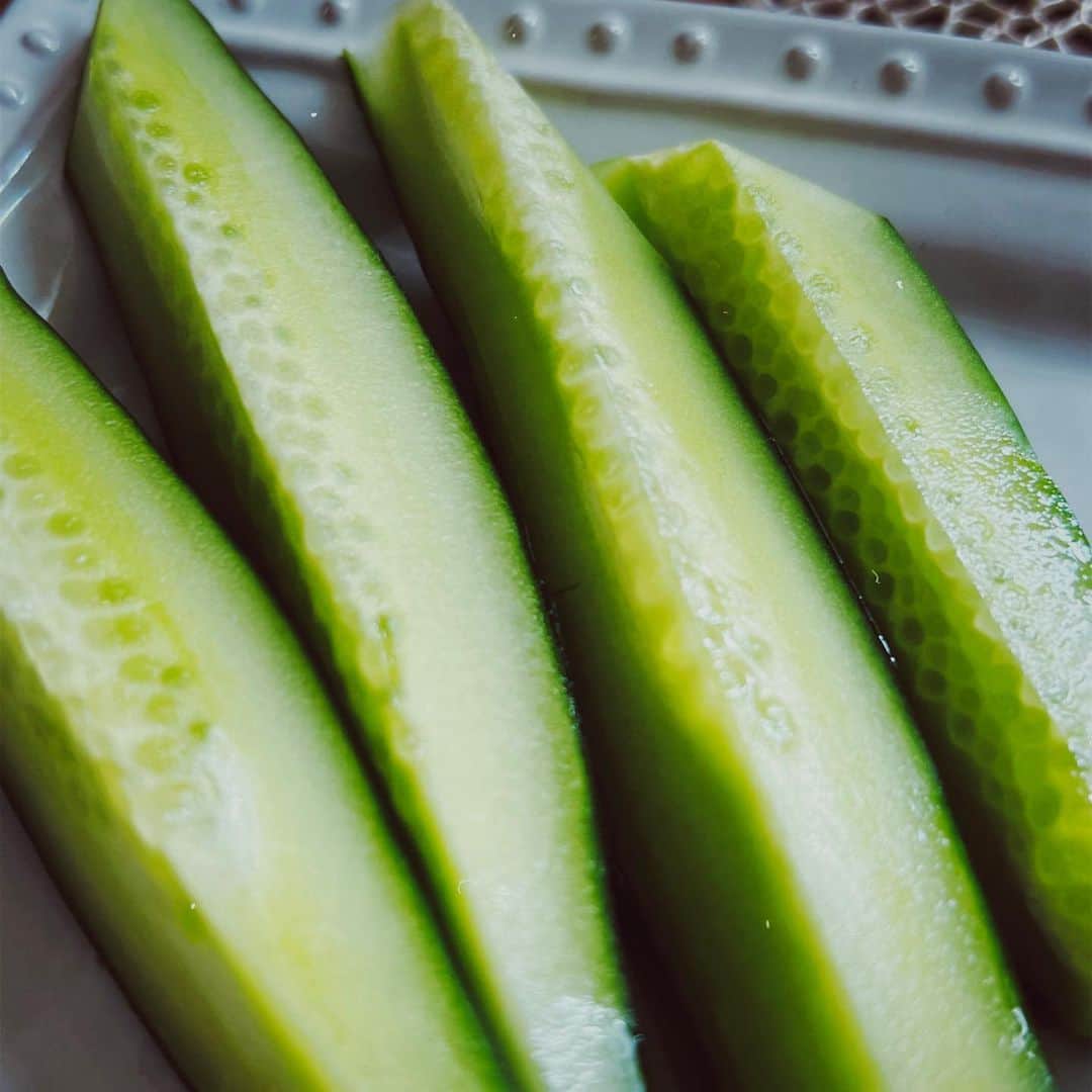 平祐奈さんのインスタグラム写真 - (平祐奈Instagram)「🥒💚💚 ぐっもーにん。 今朝はきゅうりの初収穫が出来て 母と大喜びで佳き目覚めでしたっ☀️  新鮮で瑞々しくてめちゃ美味しいっっ 変わった形のキュウリも愛おしいでしょお  野菜さん達が頑張ってるから私も頑張れる☺︎✌︎  今日も1日元気にいってらっしゃい。 #祐奈の生活日記」6月21日 9時05分 - yunataira_official