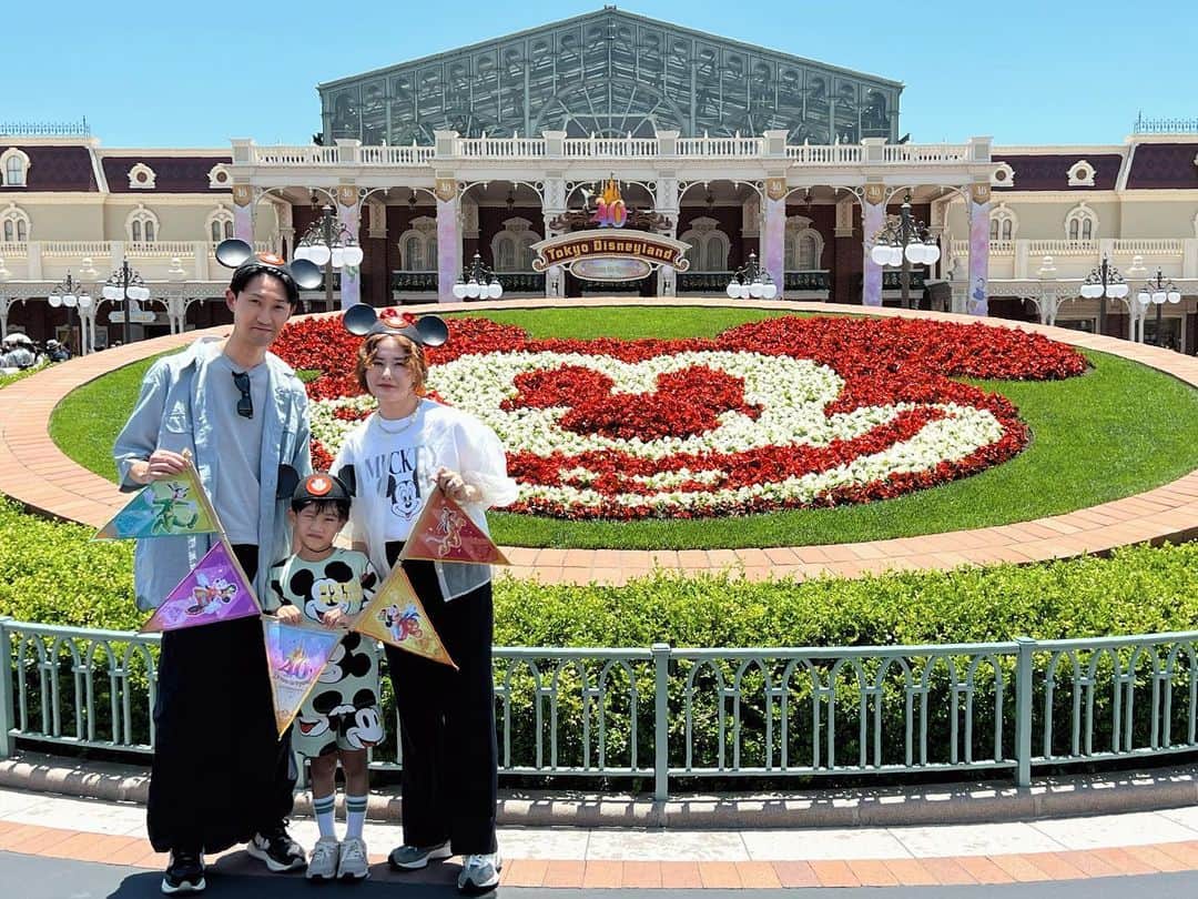 宮崎真梨子さんのインスタグラム写真 - (宮崎真梨子Instagram)「…𝗧𝗼𝗸𝘆𝗼 𝗗𝗶𝘀𝗻𝗲𝘆𝗹𝗮𝗻𝗱… 約1年ぶりのディズニーランド。 家族のお誕生日はディズニーに行きたいという、息子のリクエストで行ってきました👦 ∵ この日を凄く楽しみにしていたから、ハイテンションっぷりが可愛かった♡ ∵ #tokyodisneyland #お誕生日ディズニー #ディズニー40周年 #家族でお出かけ」6月21日 9時18分 - miyamari92