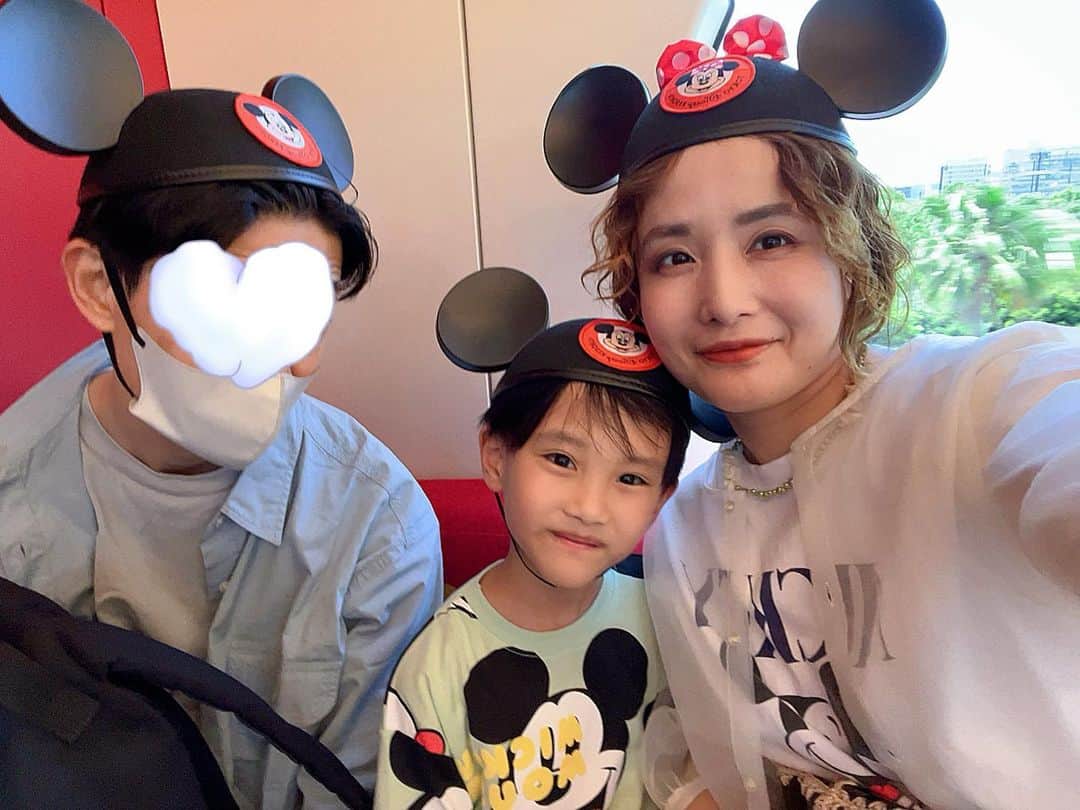 宮崎真梨子さんのインスタグラム写真 - (宮崎真梨子Instagram)「…𝗧𝗼𝗸𝘆𝗼 𝗗𝗶𝘀𝗻𝗲𝘆𝗹𝗮𝗻𝗱… 約1年ぶりのディズニーランド。 家族のお誕生日はディズニーに行きたいという、息子のリクエストで行ってきました👦 ∵ この日を凄く楽しみにしていたから、ハイテンションっぷりが可愛かった♡ ∵ #tokyodisneyland #お誕生日ディズニー #ディズニー40周年 #家族でお出かけ」6月21日 9時18分 - miyamari92