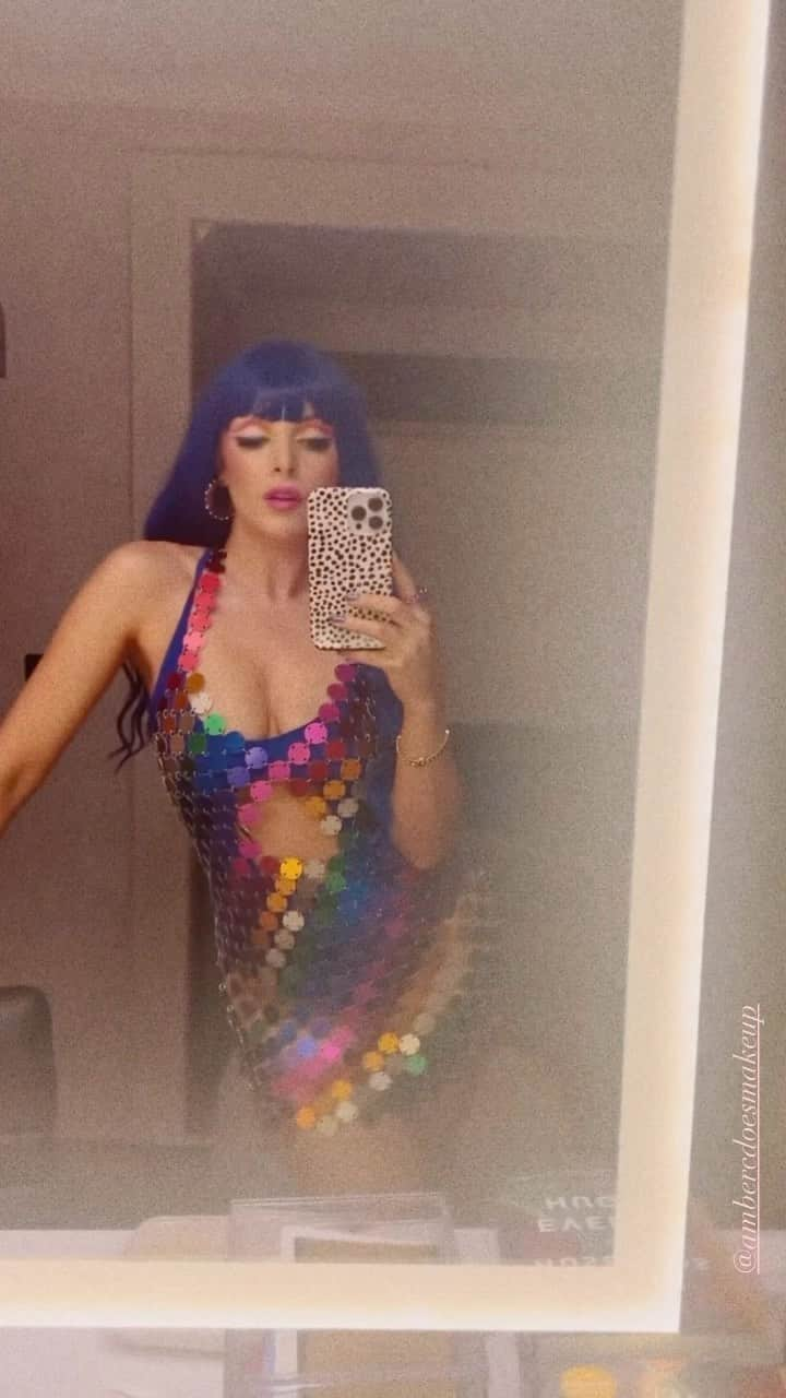 エリザベス・ギリースのインスタグラム：「I loved this Pride look. 🏳️‍🌈❤️」