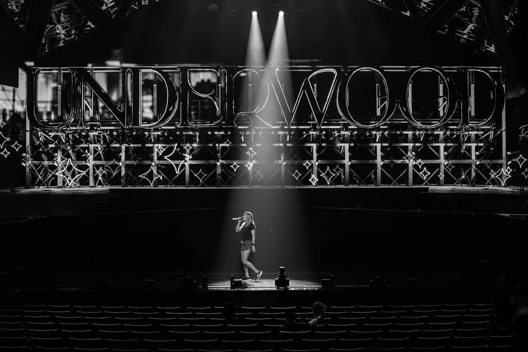 キャリー・アンダーウッドのインスタグラム：「It’s officially #REFLECTION eve! Hope to see you tomorrow! If you can’t make it out this week, we’ve got more shows coming up… 💎 June 21, 23, 24, 28, 30 💎 July 1 💎 September 20, 22, 23, 27, 29, 30 💎 November 29 💎 December 1, 2, 6, 8, 9, 13, 15, 16 🎫: axs.com/carrieinvegas 📸: @jeffjohnsonimages」