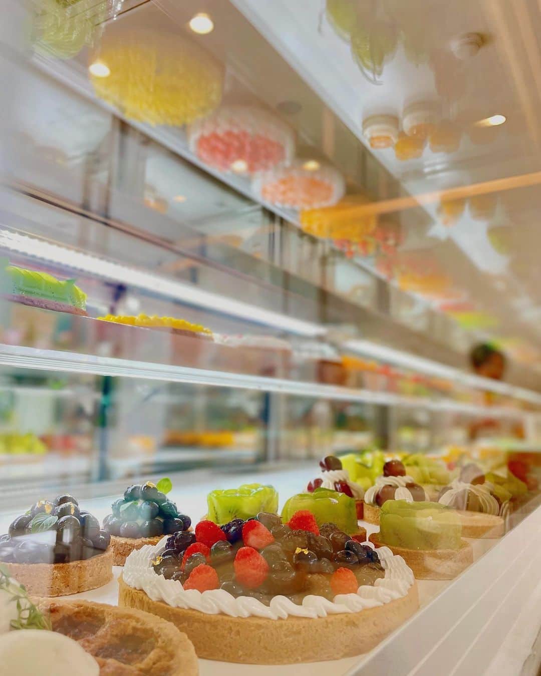 のインスタグラム：「． 友達が店長を務める、タルト専門店が6/17にオープンしました🍰✨  店名は『SO TARTE』 乳・卵･小麦粉を使用していないグルテンフリーのタルトです🍓  サクサク(ザクザクのが近いかな)のタルト生地は、少ーし塩味があって、上に乗ったフルーツや豆乳クリームとの相性がめちゃくちゃ良きでした😍  直径8cmのタルトは、食べ応えも抜群👍 店内は常時約9種類程のタルトが販売されているそうです。  コーヒーや紅茶、チャイなどの飲み物も充実☕️ ミルクは豆乳やアーモンドミルク、オーツミルクなどが選べました🥛  イートインスペースもあるので、ぜひ行ってみてください🥰  ■住所：〒151-0064 東京都渋谷区上原1-18-7 1F ■営業時間：11:00 – 19:00 ■電話番号：‭03-5421-7322‬ ■定休日：月･火（※祝日の場合は営業）  #sotarte #代々木上原 駅から歩いてすぐ(ちょい上り坂です) #グルテンフリー #ヴィーガンスイーツ #ケーキ の中では #タルト が一番好き❤️ #表参道 にもお店があるそうです #たべすたぐらむ   ．」