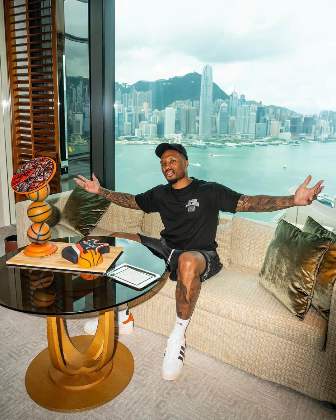 デイミアン・リラードのインスタグラム：「Shoutout to @rosewoodhongkong for hosting me during my tour of Hong Kong with @kickscrewzh and @kickscrewcom. Views were 🔥🔥🔥  #RosewoodHongKong」