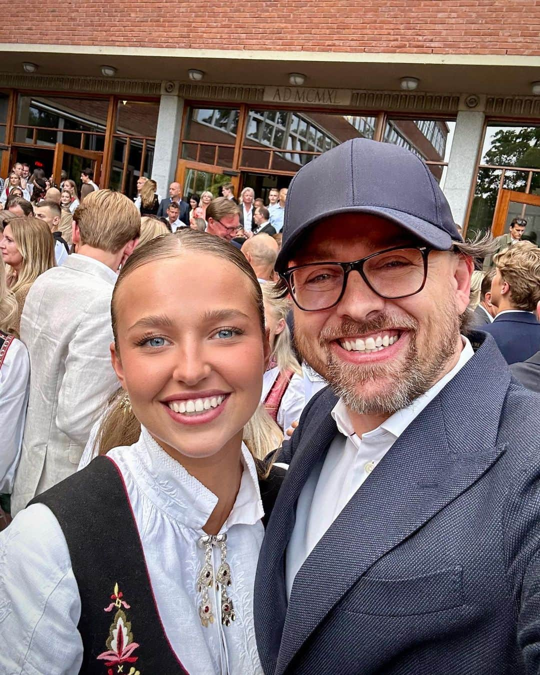 ヨアヒム・ローニングのインスタグラム：「My eldest daughter graduated today - and I couldn’t be more proud of her. Thirteen years, just like that 🥲 Love you so much, Jo.」