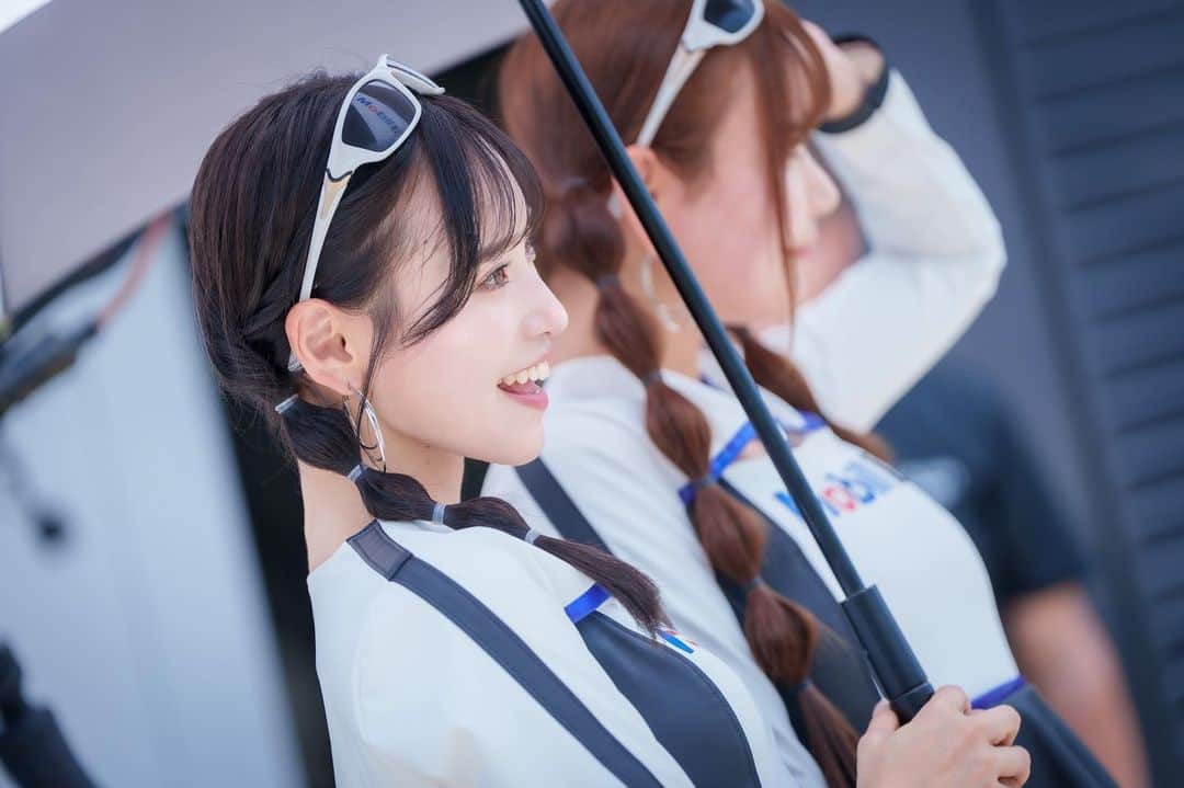 引地裕美のインスタグラム：「スーパーフォーミュラ第5戦 菅生🐂決勝  19号車▶︎リタイア 20号車▶︎11位  ITOCHU ENEX TEAM IMPULの応援 ありがとうございました！🏁  2日間凄く暑かったけど、 朝イチステージからみんな盛り上げてくれてありがとう🩹🫧  私たちも冬コスで頑張りました✊🏻笑  7/1（土）に夏コスお披露目撮影会があります📷  1部の浴衣も見せてもらったけど可愛かった🫢✨ 2部はランチオフ会で受付26日迄なのでお早めに🍱♡ 3.4部で夏コス発表です🥳  お披露目したら、ついに！ 7月のサーキットは夏コス🌻 次戦も応援お願いします☝🏻♡  #mobil1 #mobil1レーシングサポーターズ #teamimpul  #itochuenexteamimpul #superformula #sformula #スーパーフォーミュラ #スポーツランドsugo  #UMine #japanese #japanesegirl #일본 #costume #レースクイーン #rq #モータースポーツ #motorsports」