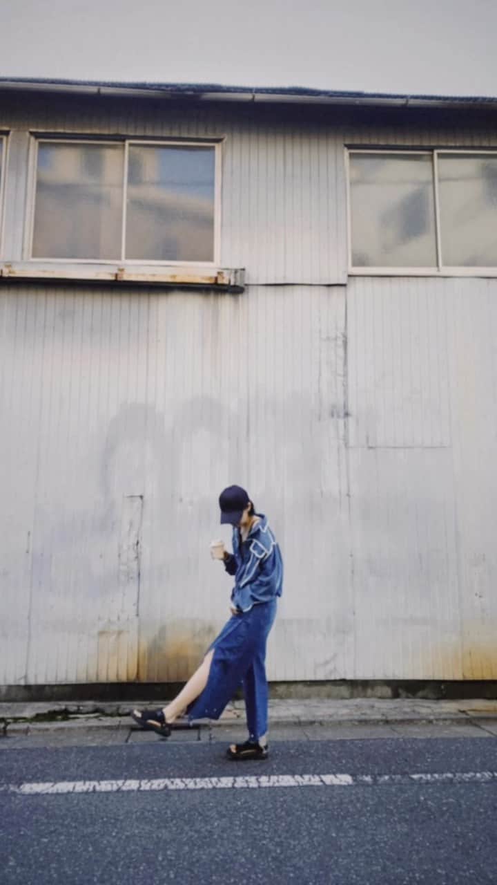 佐藤乃莉のインスタグラム：「何とかスリットを見せたい佐藤  しかし、  スリットあり過ぎて侍感？浪人感感じるの なんでだろ😳…。  #スリット#デニムコーデ#デニムオンデニム #outfit」