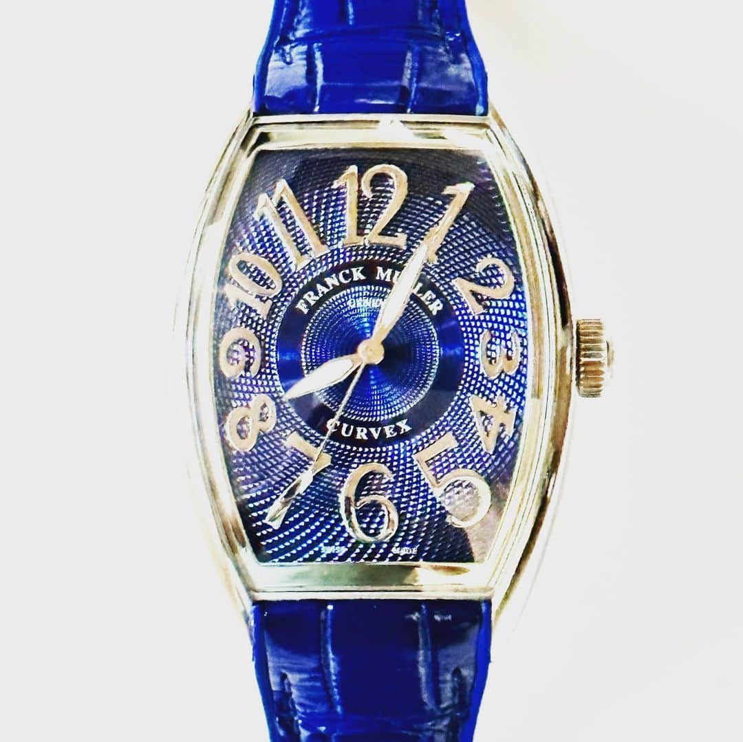 井口資仁さんのインスタグラム写真 - (井口資仁Instagram)「"FRANCK MULLER"  MLB Spring Campから 付けさせて貰ってる時計をご紹介します  FRANCK MULLERの象徴である 「トノウカーベックス」のデザインを一新。 新たなトノウカーベックスとして誕生した 「グランドカーベックス」は、 三次元曲線に現代的なアレンジを加えたニューモデルです。ストラップの付け根までサファイヤガラスで覆われ、湾曲した文字盤の細部まで見渡せる視認性も特徴です。 グランドカーベックスの文字盤に施された ギヨシェ厭りは、このモデルのために新たに開発されたもの。クル・ド・パリとよばれる伝統的なパターンにアレンジを加え、中心から放射状に大きく広がり、さらに捩れを表現したことで、まるで常に回転しているかのようなエネルギーの躍動感を与えています。  2023年6月21日(本日)発売  #井口資仁 #井口忠仁 #franckmuller  #フランクミュラー  #グランドカーベックス  #カーベックス #curvex  #CX36 #本日発売」6月21日 9時35分 - iguchi.tadahito6