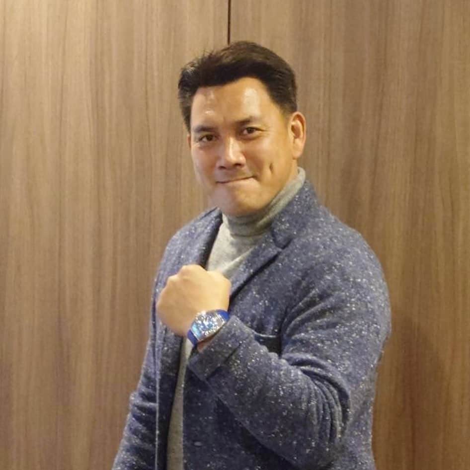 井口資仁さんのインスタグラム写真 - (井口資仁Instagram)「"FRANCK MULLER"  MLB Spring Campから 付けさせて貰ってる時計をご紹介します  FRANCK MULLERの象徴である 「トノウカーベックス」のデザインを一新。 新たなトノウカーベックスとして誕生した 「グランドカーベックス」は、 三次元曲線に現代的なアレンジを加えたニューモデルです。ストラップの付け根までサファイヤガラスで覆われ、湾曲した文字盤の細部まで見渡せる視認性も特徴です。 グランドカーベックスの文字盤に施された ギヨシェ厭りは、このモデルのために新たに開発されたもの。クル・ド・パリとよばれる伝統的なパターンにアレンジを加え、中心から放射状に大きく広がり、さらに捩れを表現したことで、まるで常に回転しているかのようなエネルギーの躍動感を与えています。  2023年6月21日(本日)発売  #井口資仁 #井口忠仁 #franckmuller  #フランクミュラー  #グランドカーベックス  #カーベックス #curvex  #CX36 #本日発売」6月21日 9時35分 - iguchi.tadahito6
