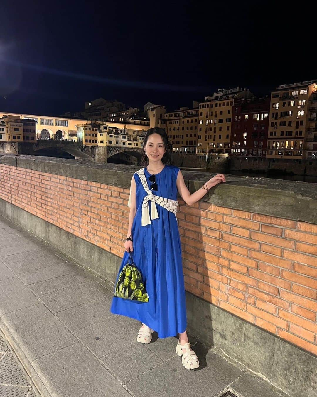 寺田有希さんのインスタグラム写真 - (寺田有希Instagram)「🇮🇹イタリアロケ記🇮🇹 イタリアは、原色が似合うと思う！！！  行く前から そんなイメージを持っていたのですが、 その予想は大当たり🙆‍♂️✨  この青のワンピース、 買っていってよかったです🙌  このワンピースは、ロケ最終日に。 PITTIにももちろん行って、 会食もさせてもらったのち、 ラストナイトはフィレンツェの街が一望できる丘に 行かせていただきました！！！🌃  これがもう、大感動😢✨ 本当にキレイでした。  街を歩いていると、歴史を肌で感じる。 上から見下ろすと、歴史が目に美しい。  昼も夜も、 近くからでも遠くからでも。  フィレンツェは美しかったです👏  #イタリア #イタリアファッション #mensfashion #brchannel #pittiuomo #フィレンツェ #フィレンツェ観光 #寺田有希 #teradayuki」6月21日 19時00分 - terada_yuki